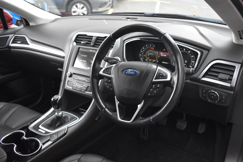 Ford Mondeo view 10