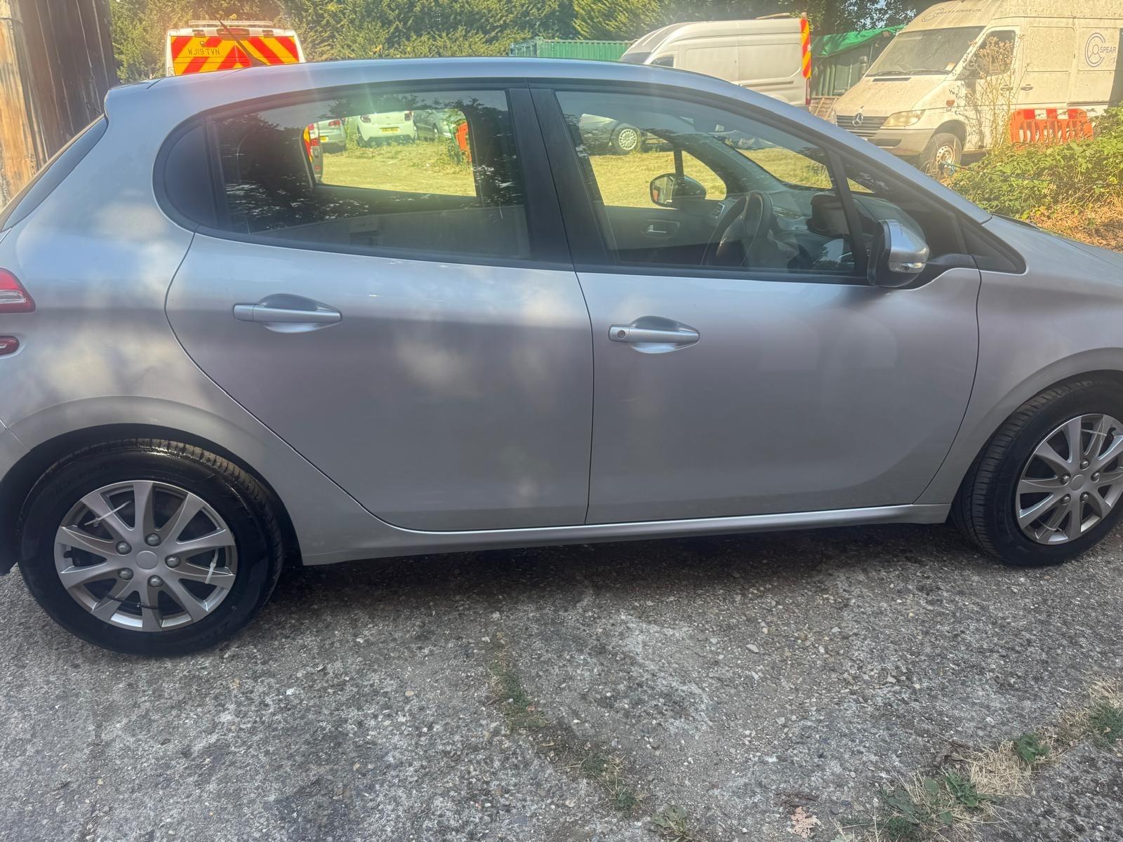 Peugeot 208 view 7