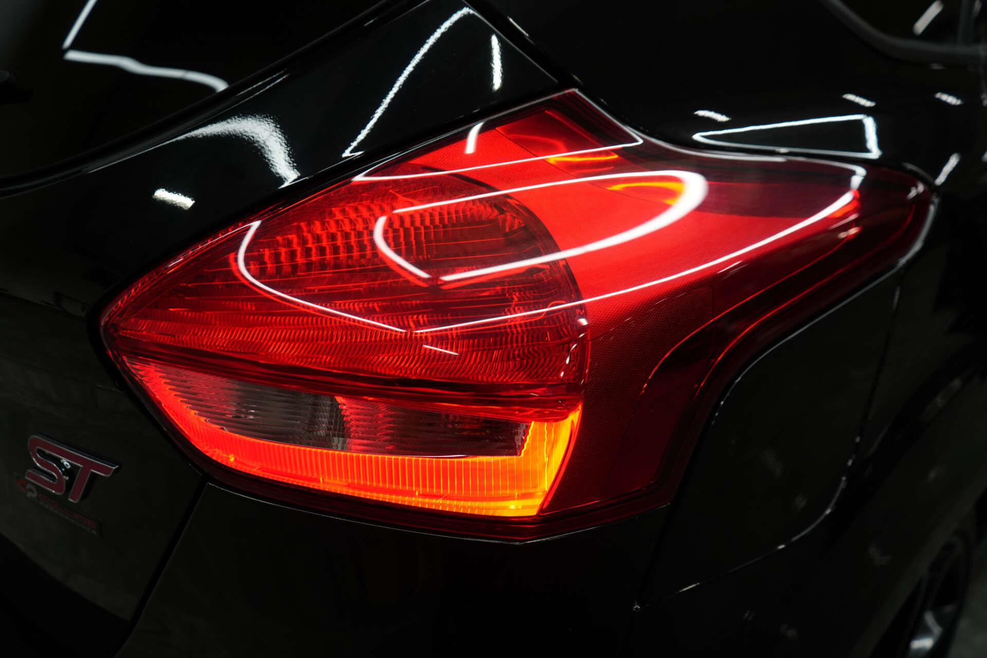 Ford Focus view 44