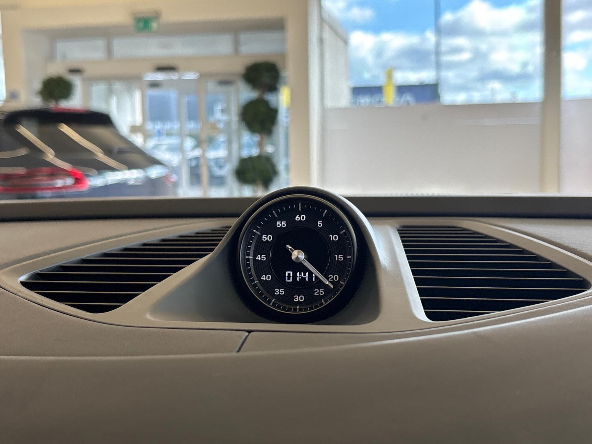 Porsche Macan view 18