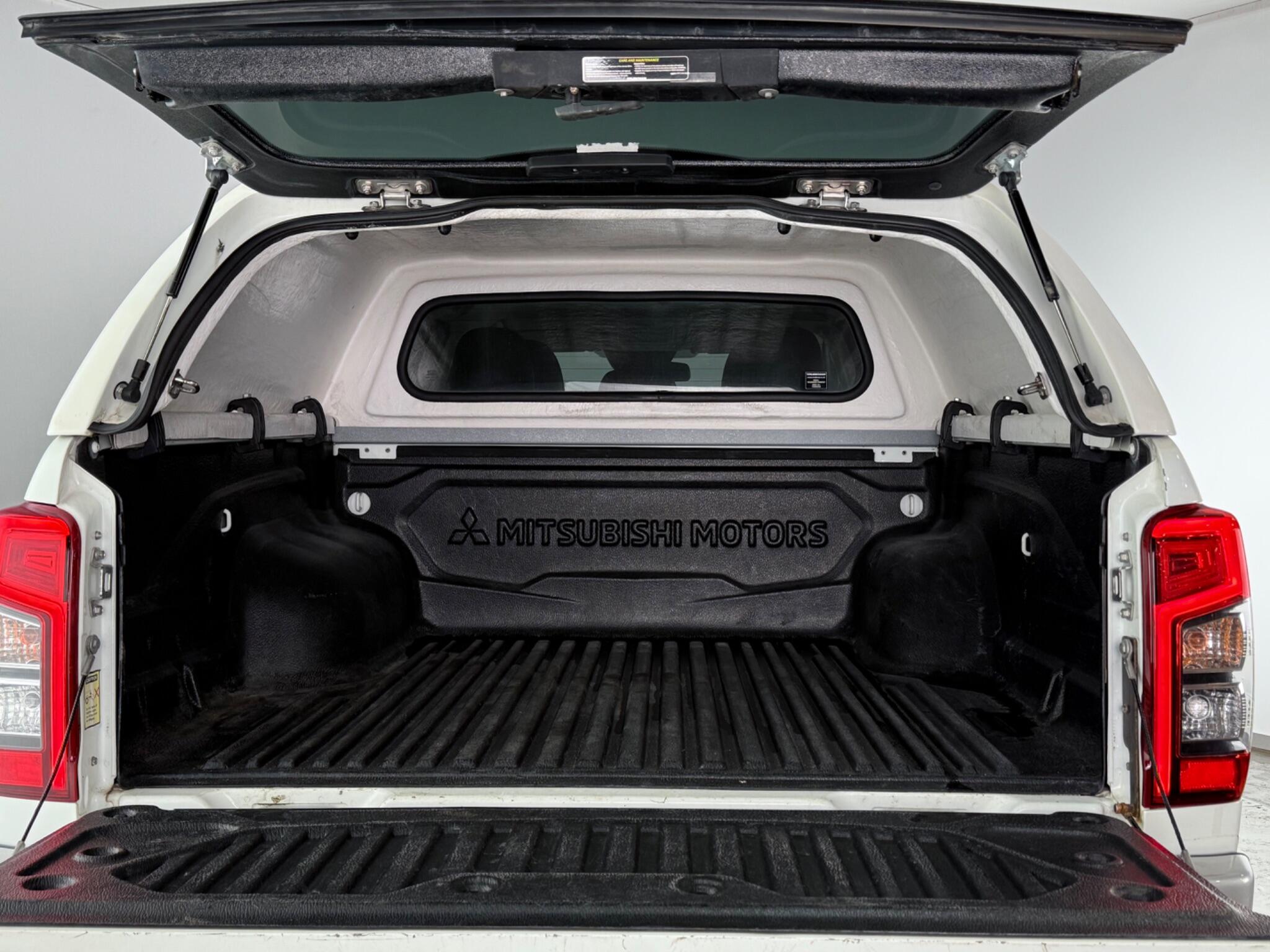 Mitsubishi L200 view 10