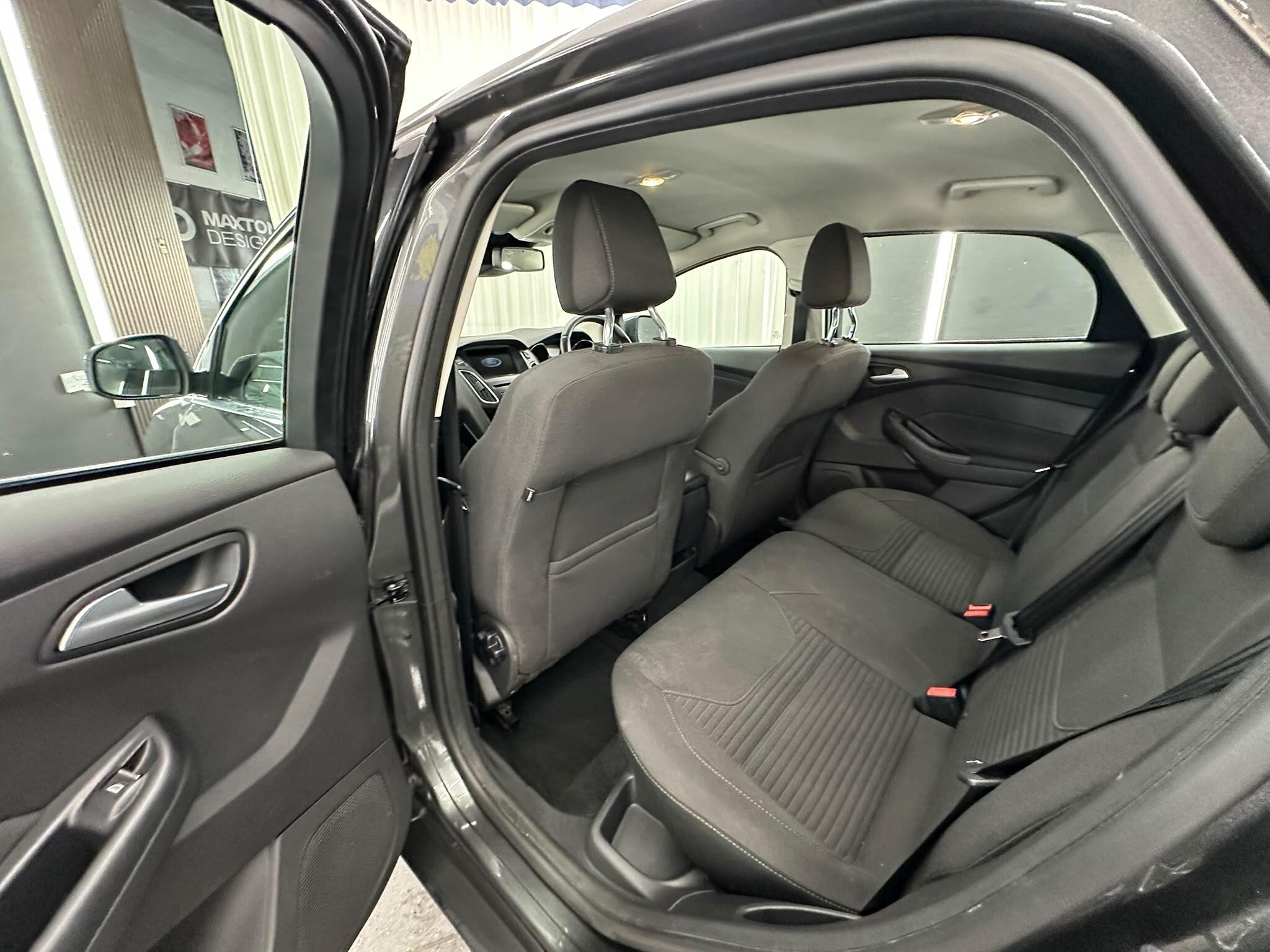 Ford Focus view 27