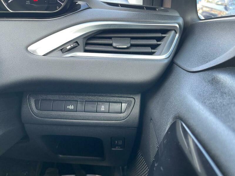 2013 Peugeot 208 image 46