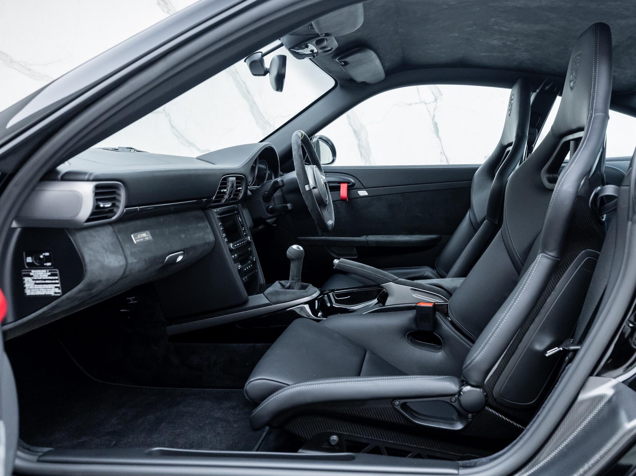 Porsche 911 view 34