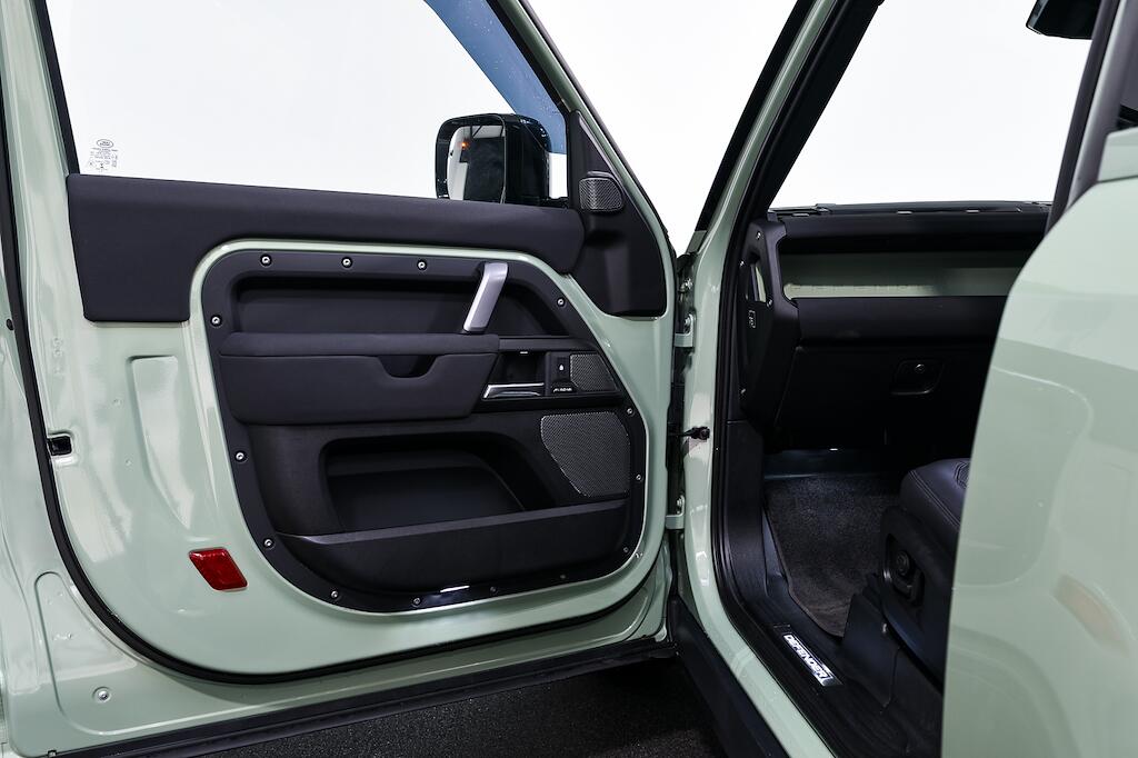 Land Rover Defender view 15