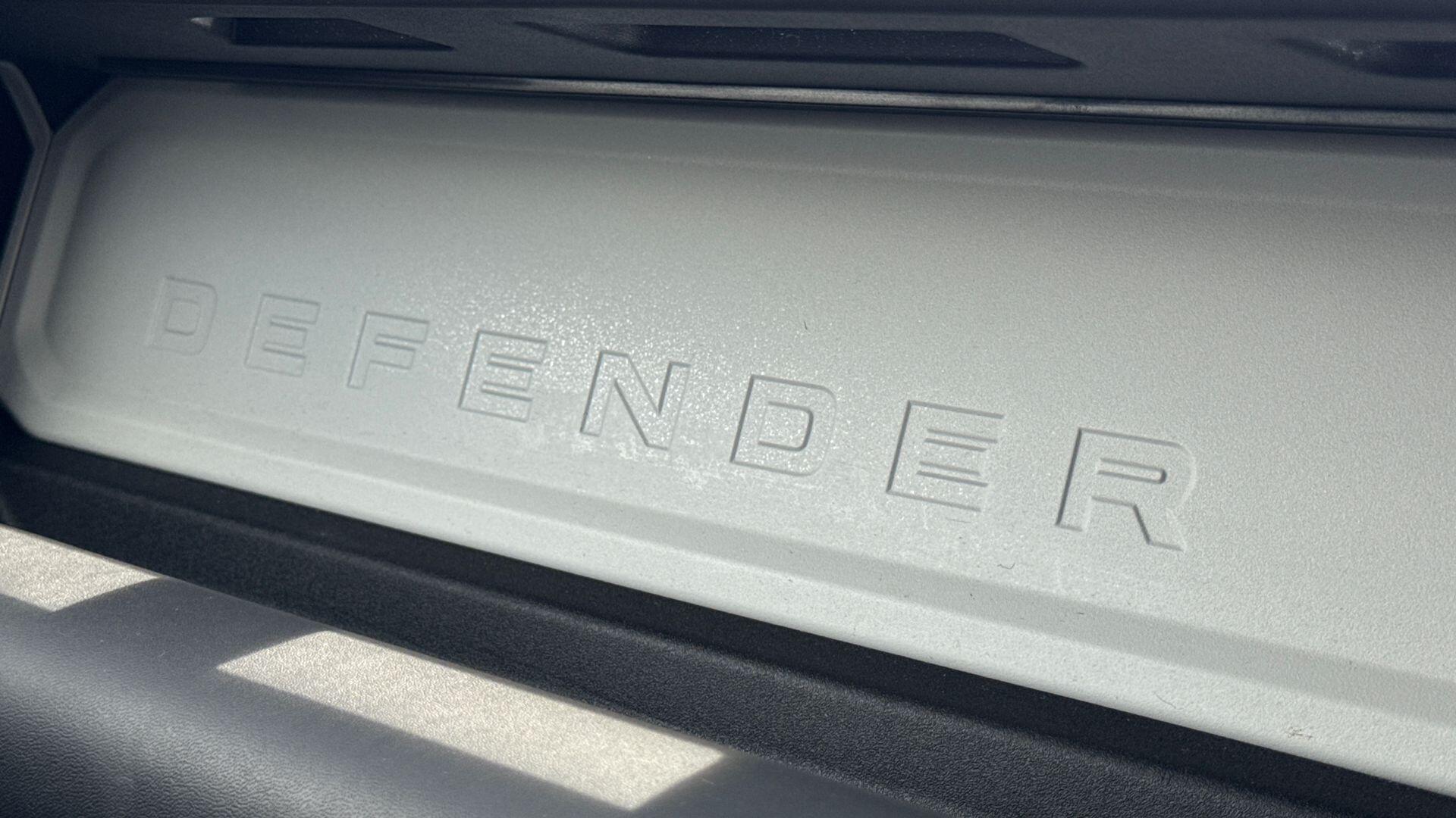 Land Rover Defender view 33