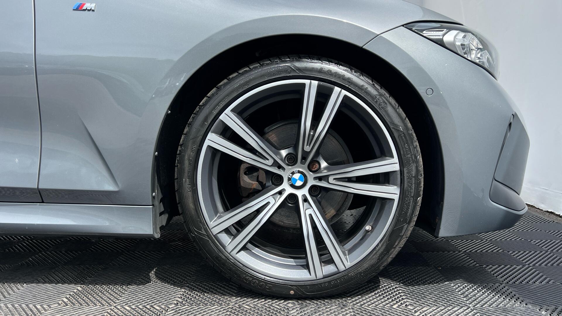 BMW 3 Series view 14