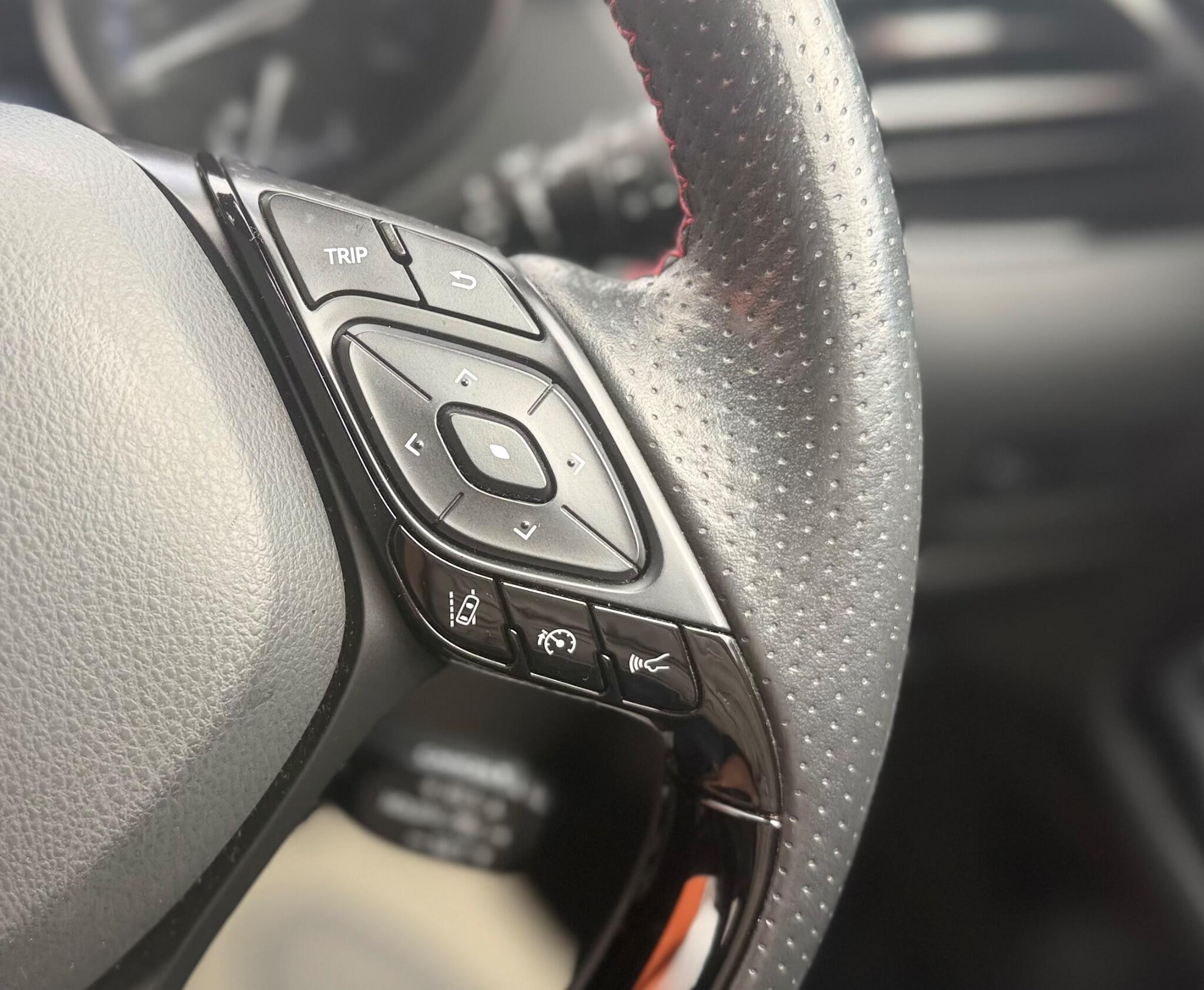 Toyota C-HR view 25