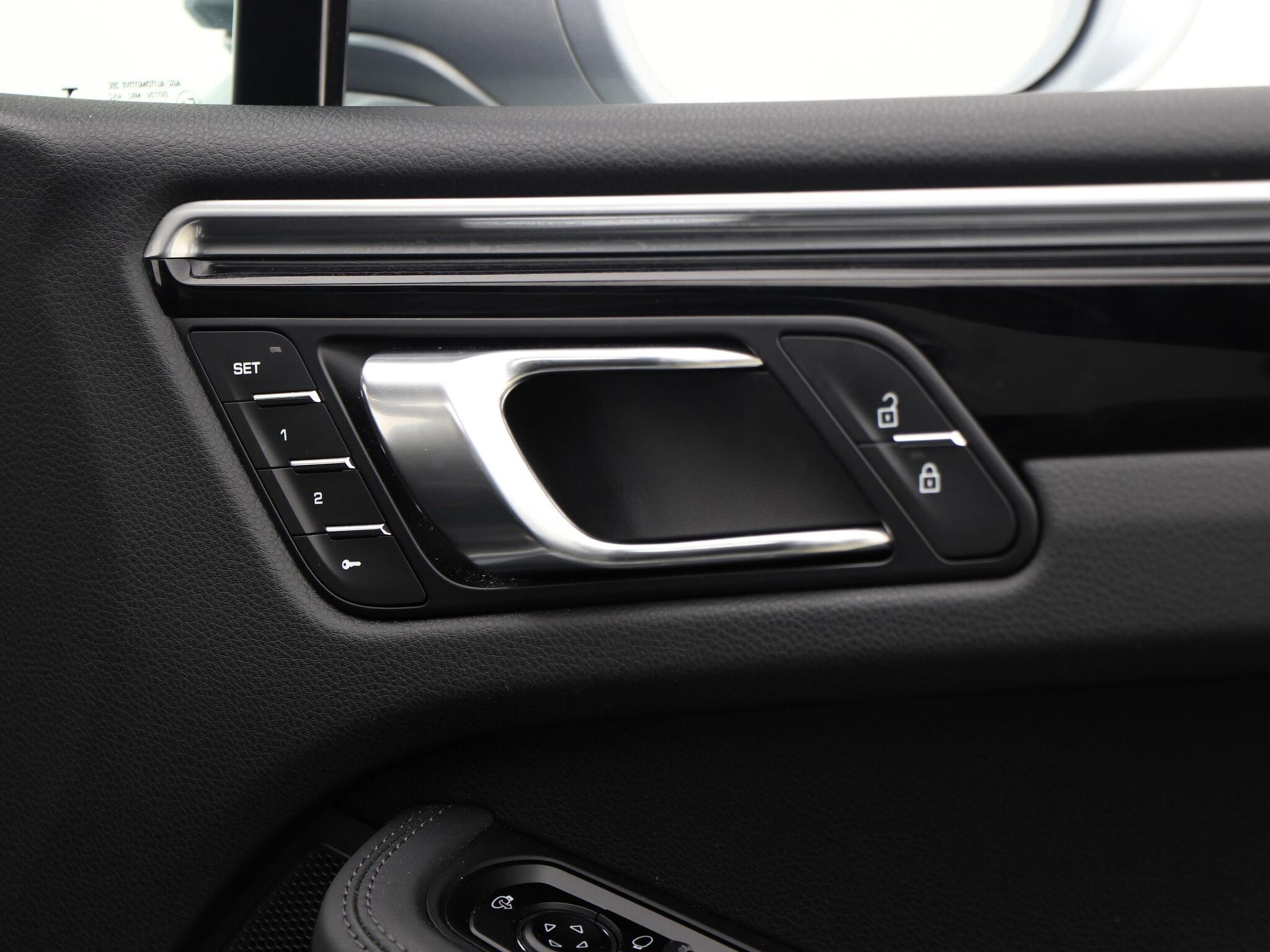 Porsche Macan view 35