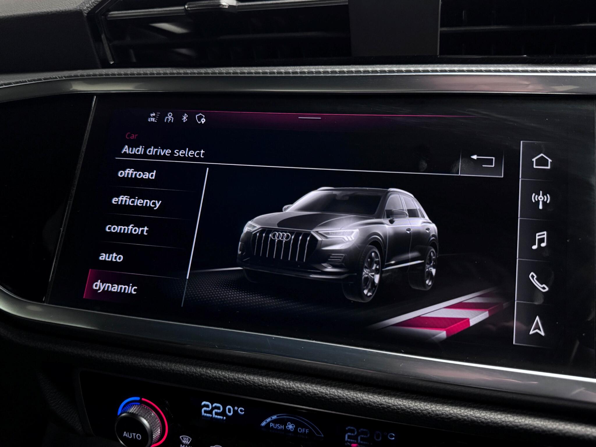 Audi Q3 view 42