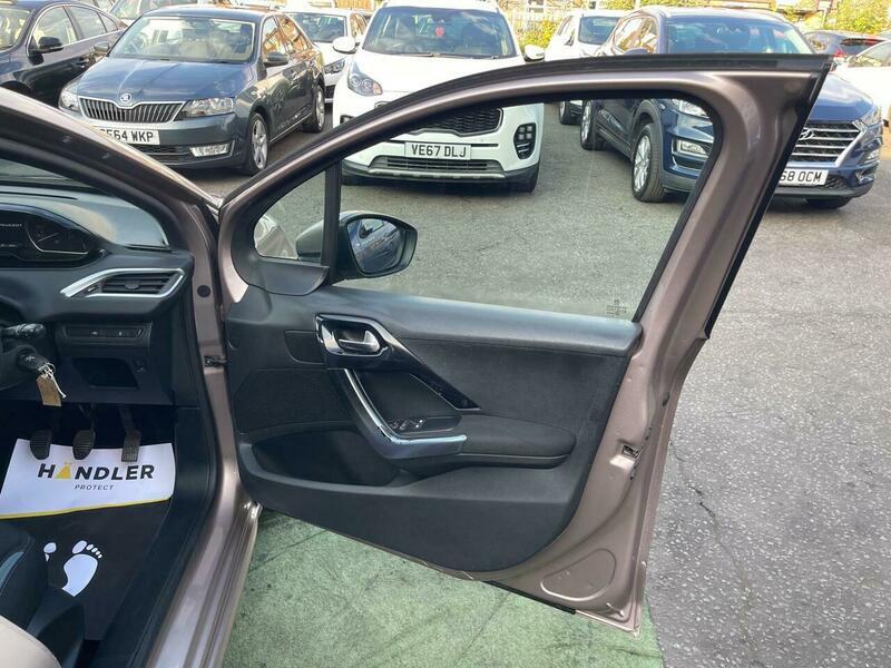 2013 Peugeot 208 image 29