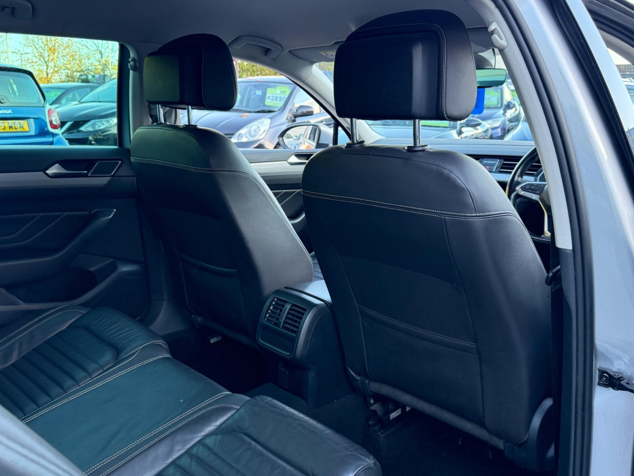 Volkswagen Passat - Image 40
