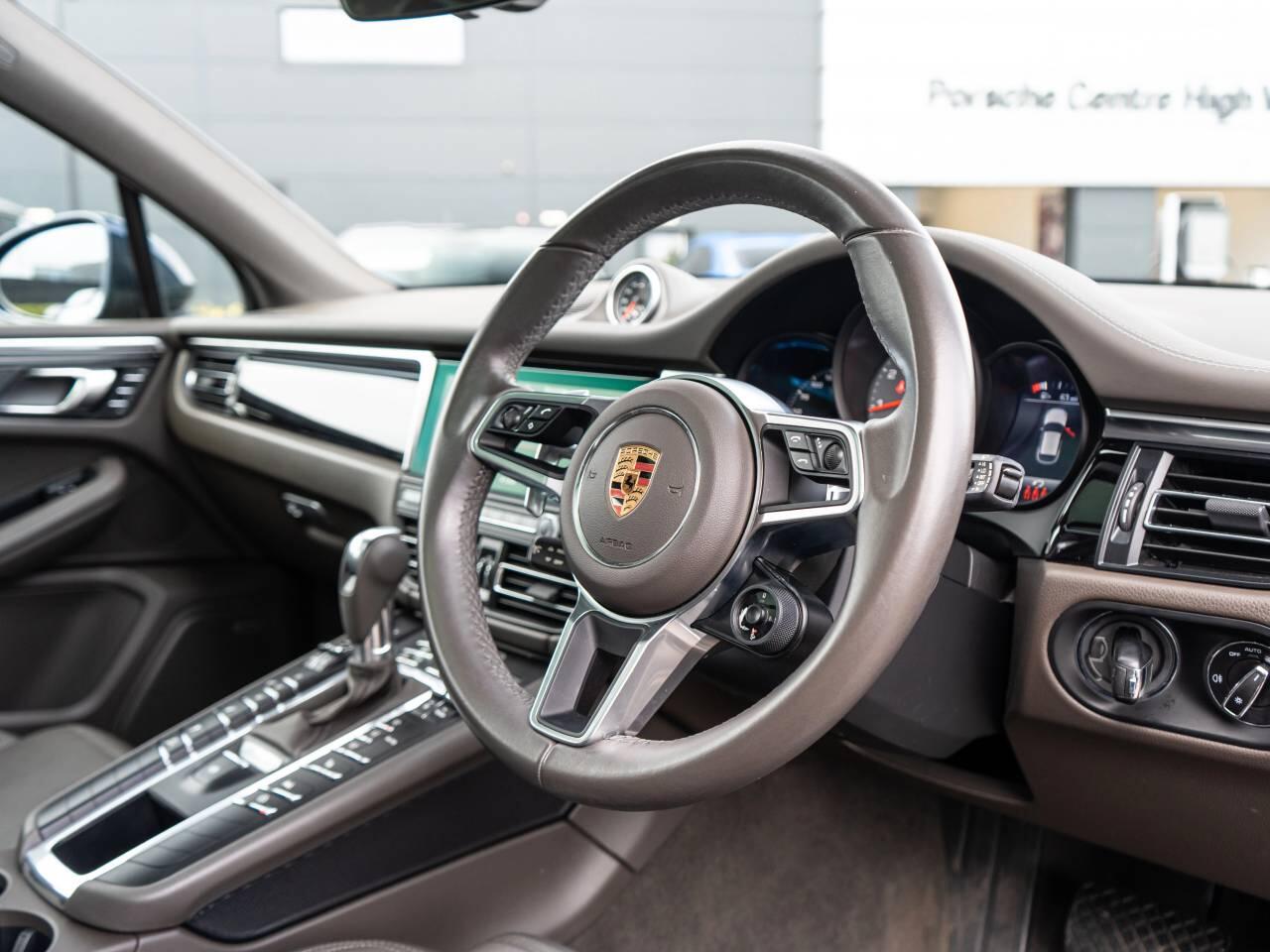 Porsche Macan view 4