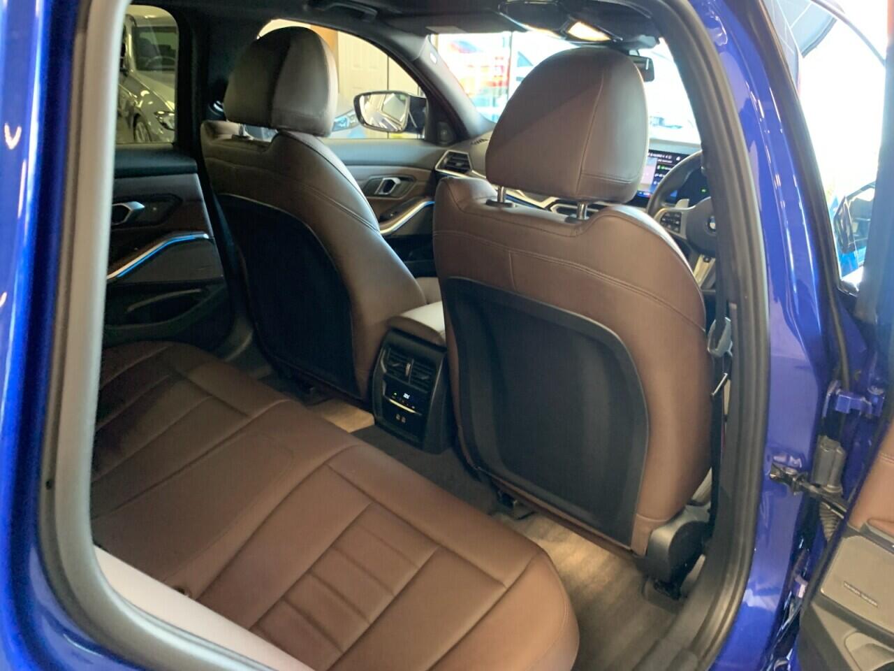 BMW 3 Series view 25