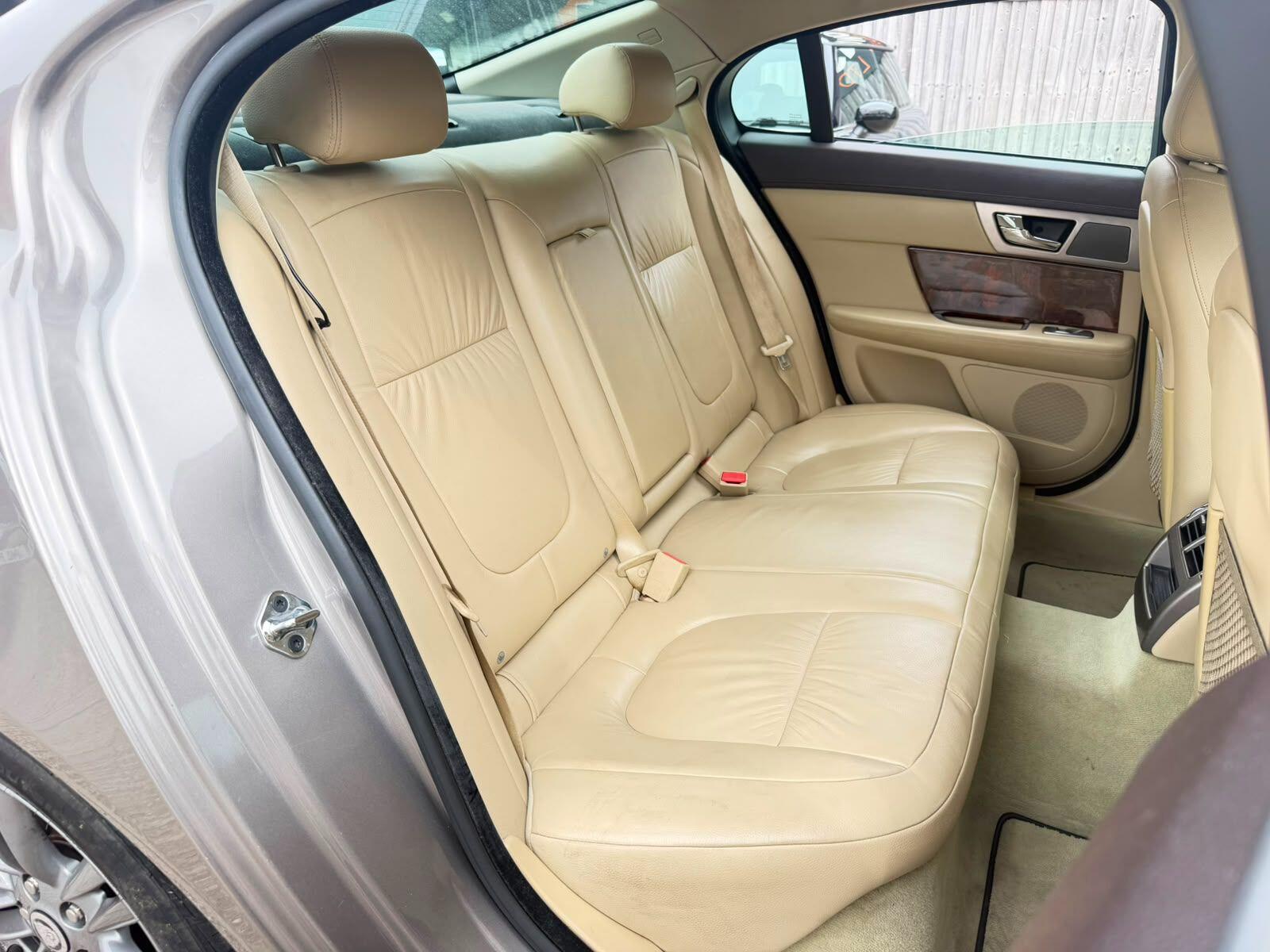 Jaguar XF view 10