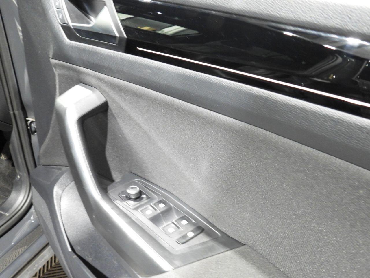 Volkswagen T-Roc view 28