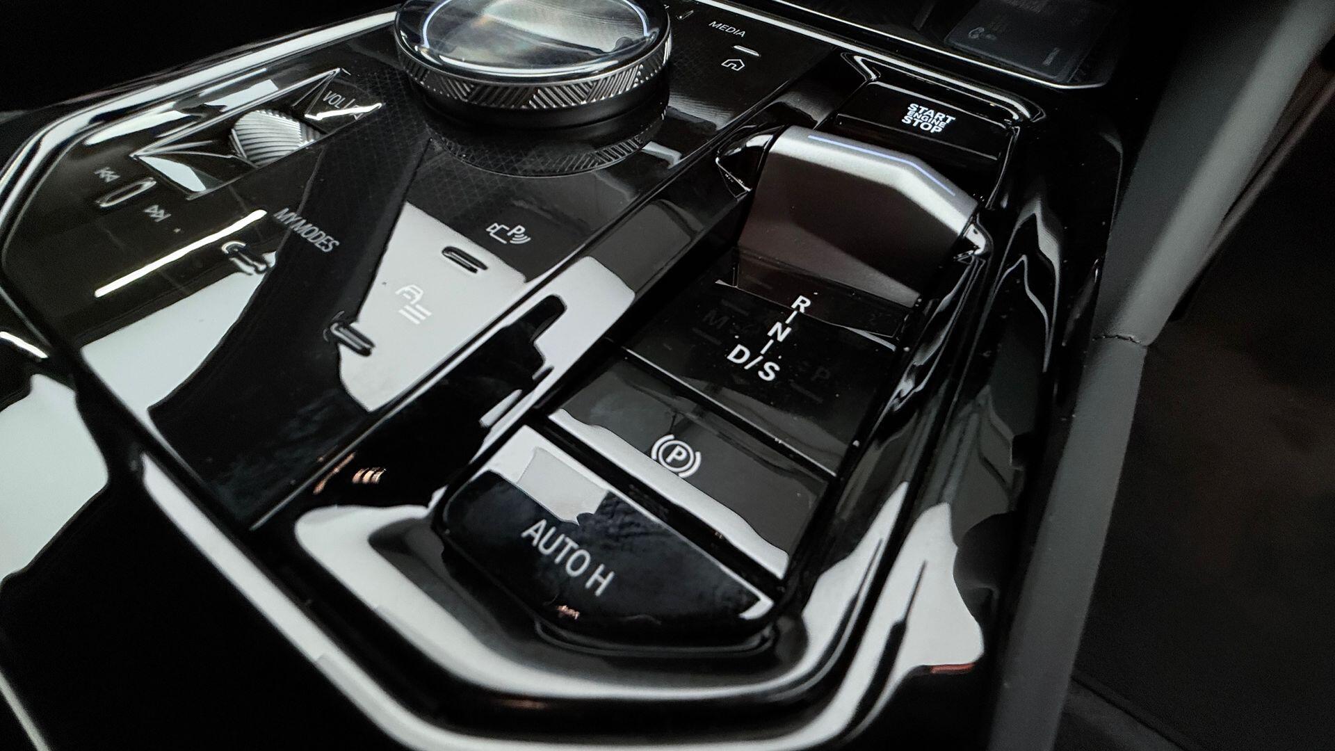 BMW 5 Series view 19