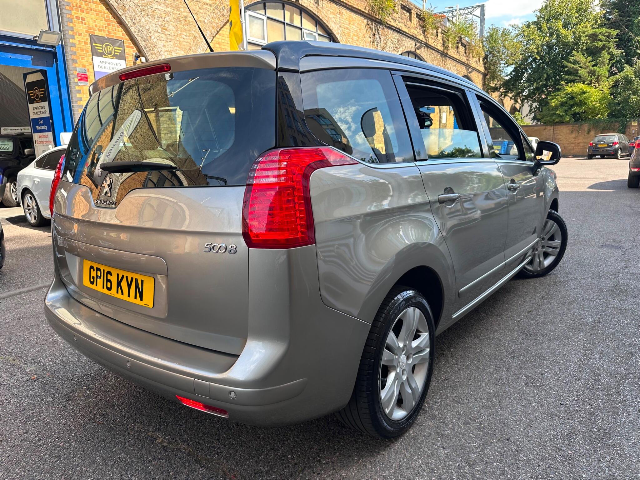 Peugeot 5008 view 4