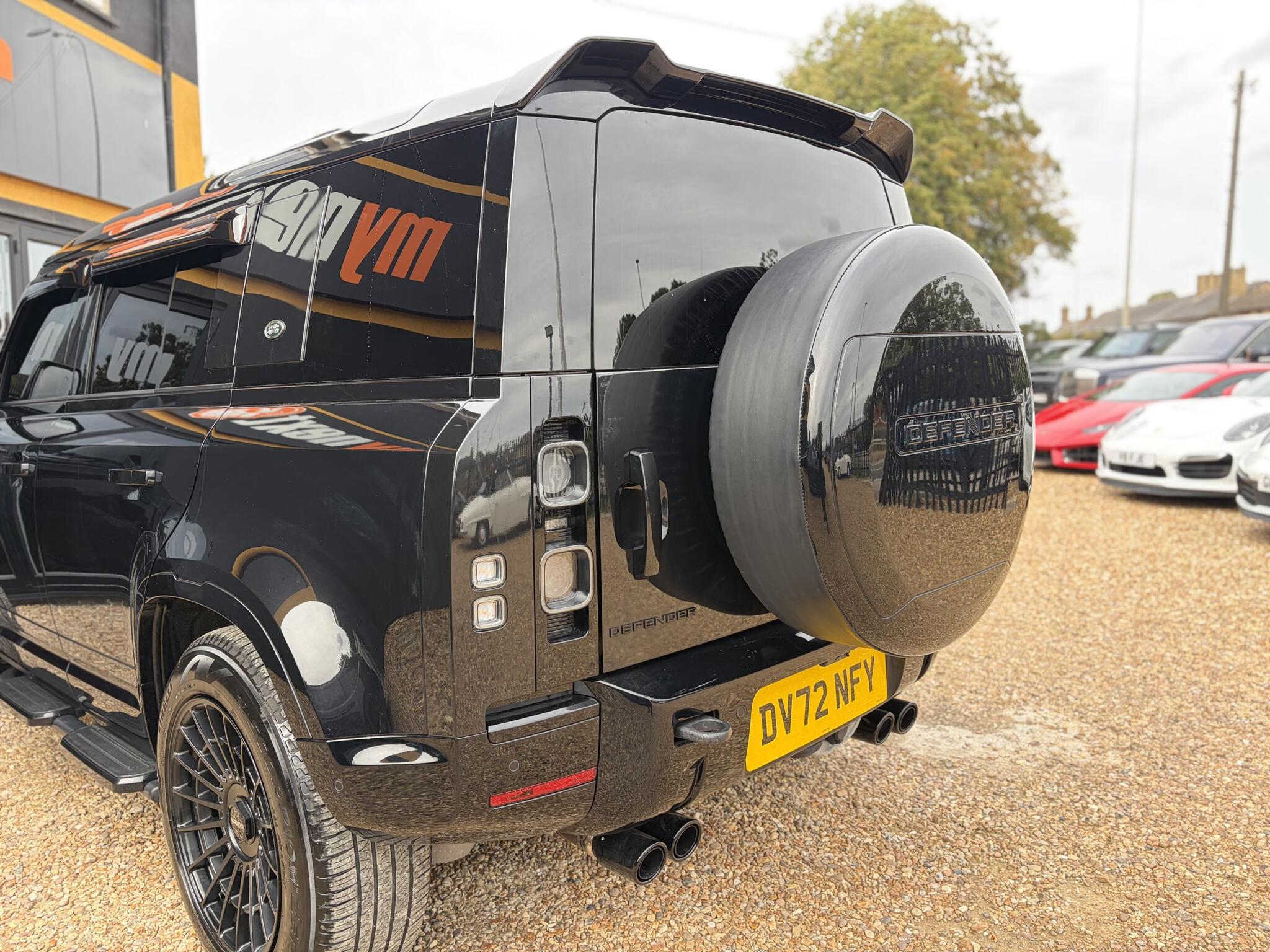 Land Rover Defender 110 view 9
