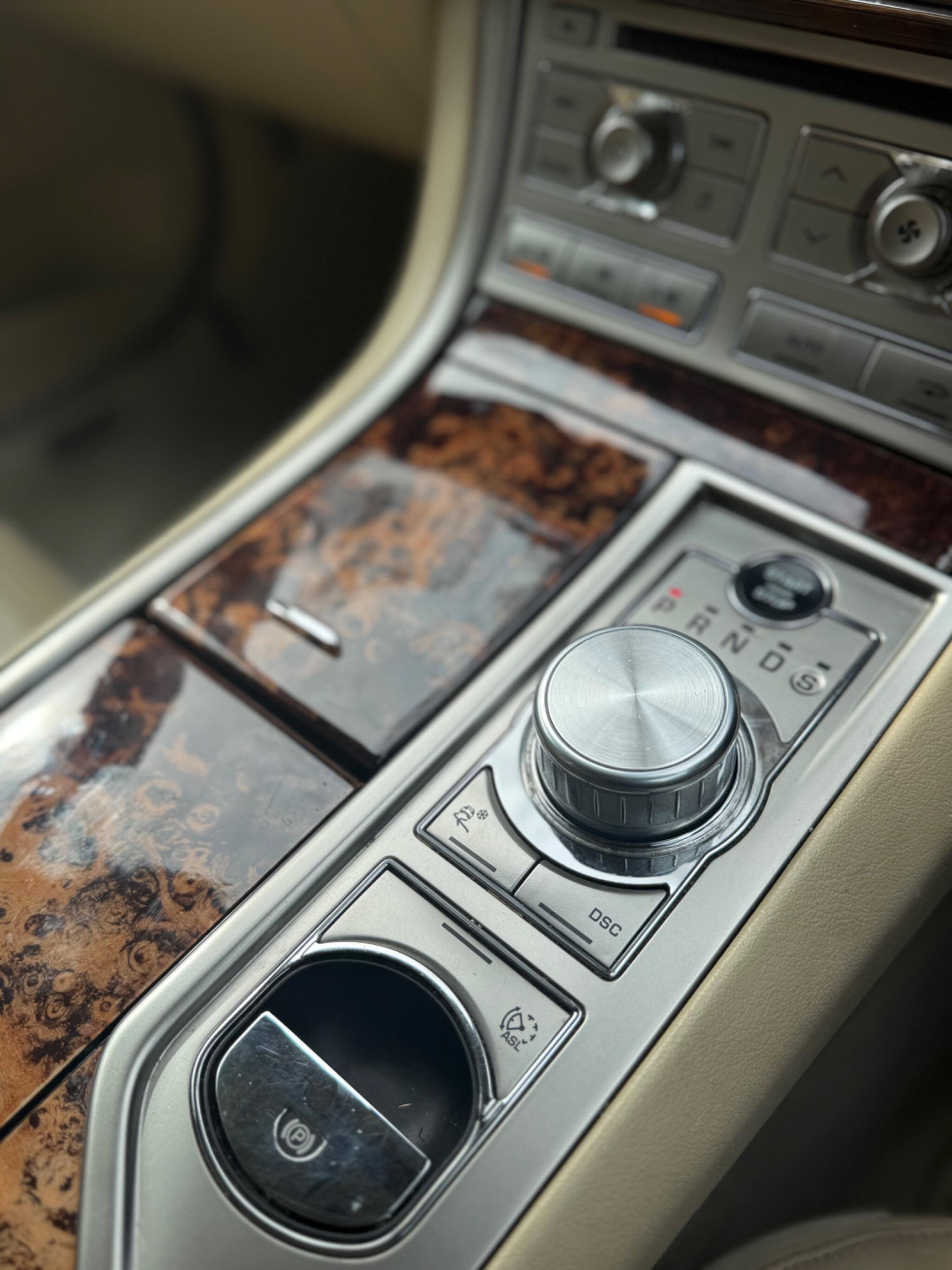 2008 Jaguar XF image 26