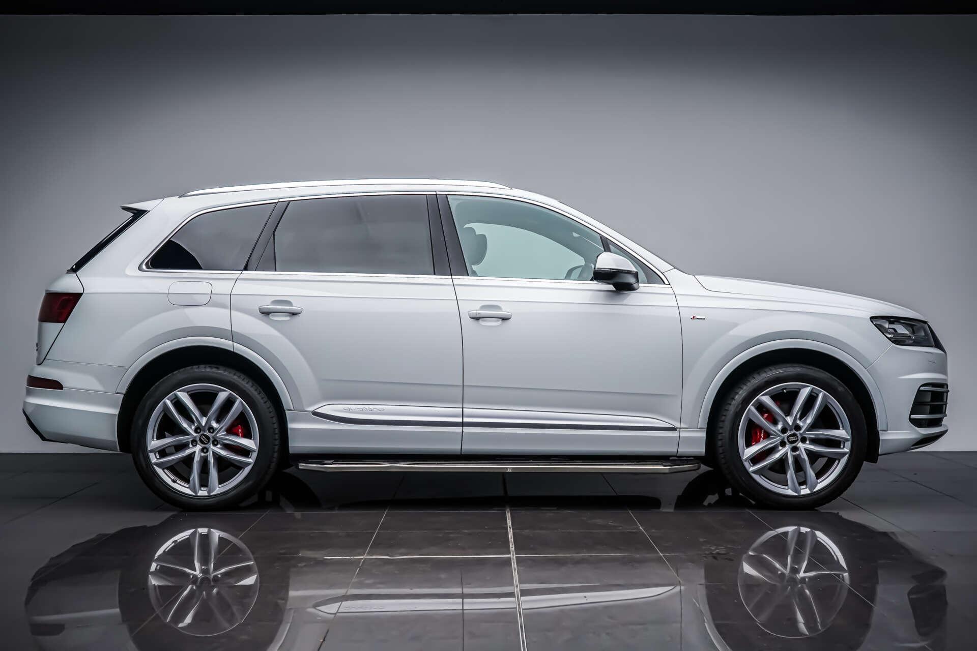 Audi Q7 view 11