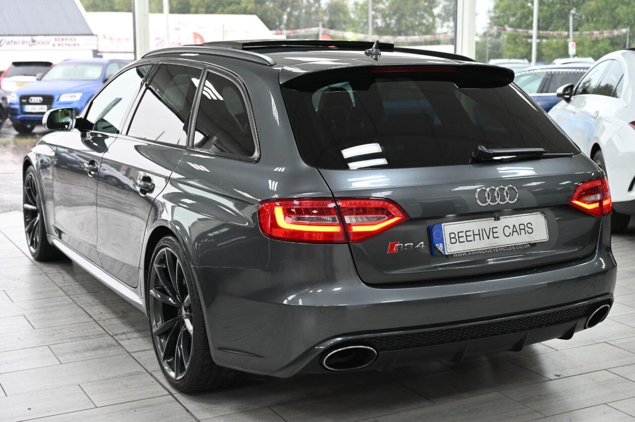 Audi RS4 Avant view 10