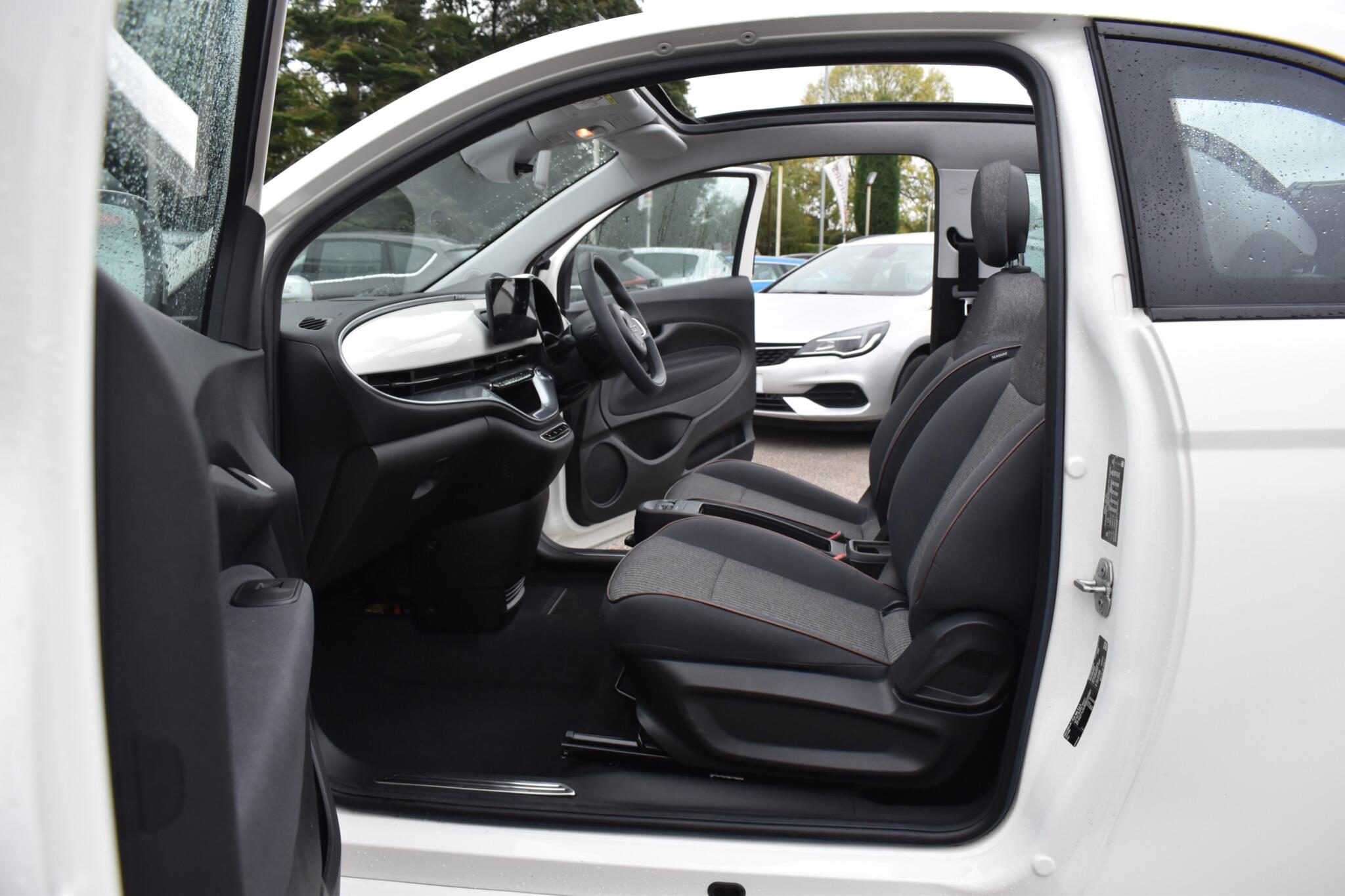 500e C - 42kWh Icon Auto 2dr - Image 9