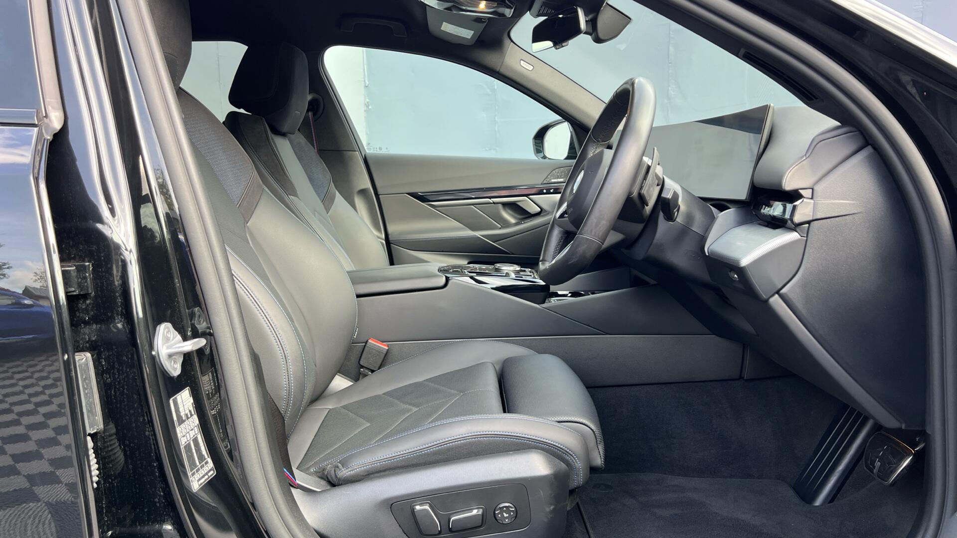 BMW 5 Series view 11