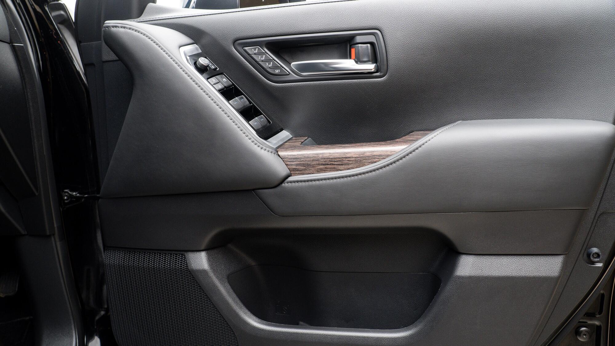 Toyota Land Cruiser view 20