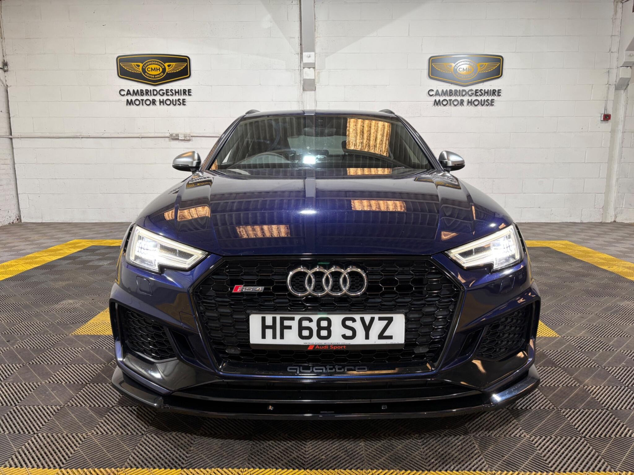 Audi RS4 Avant view 4