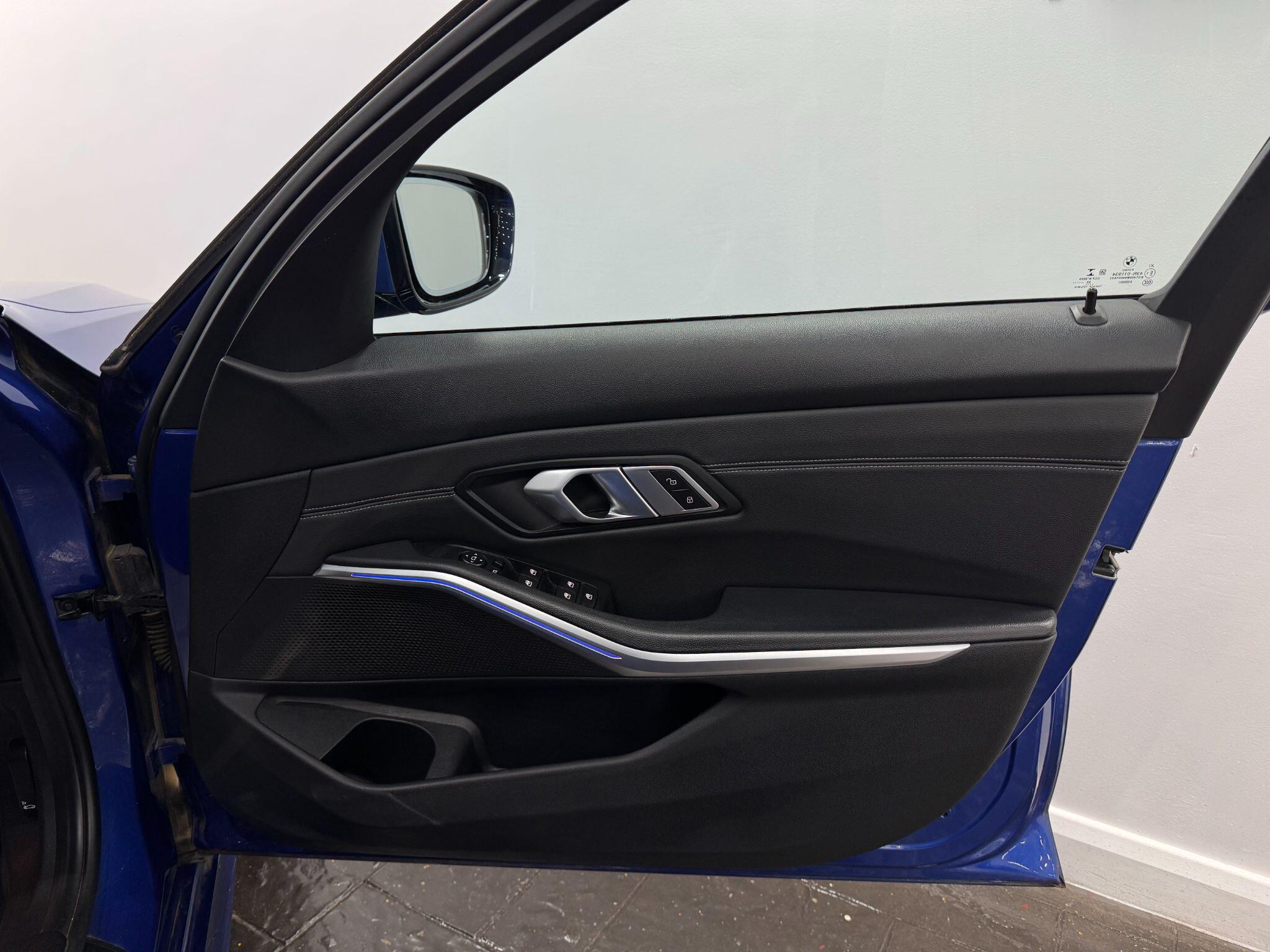 BMW 3 Series view 16