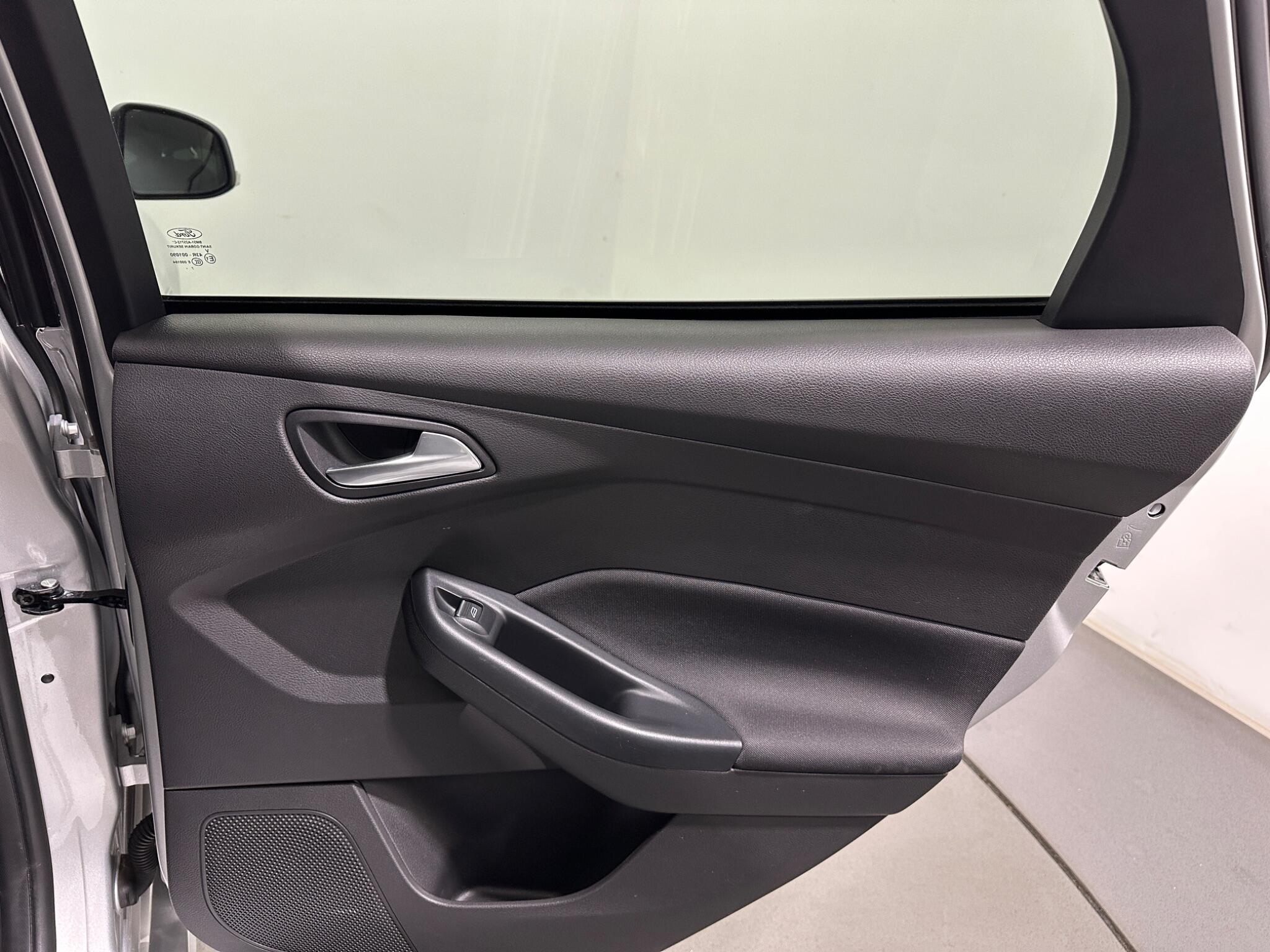 Ford Focus view 42