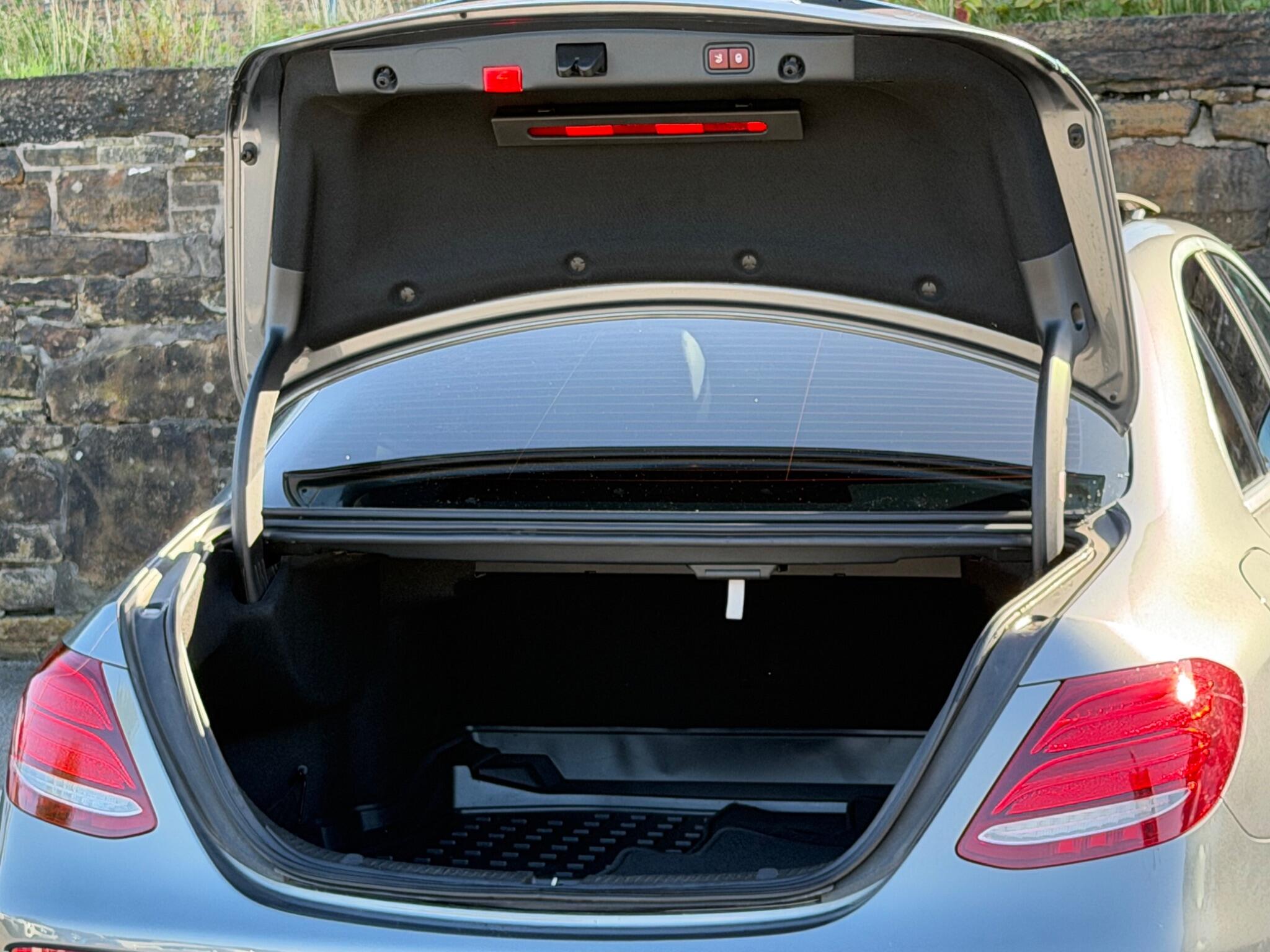 Mercedes-Benz E-Class view 23
