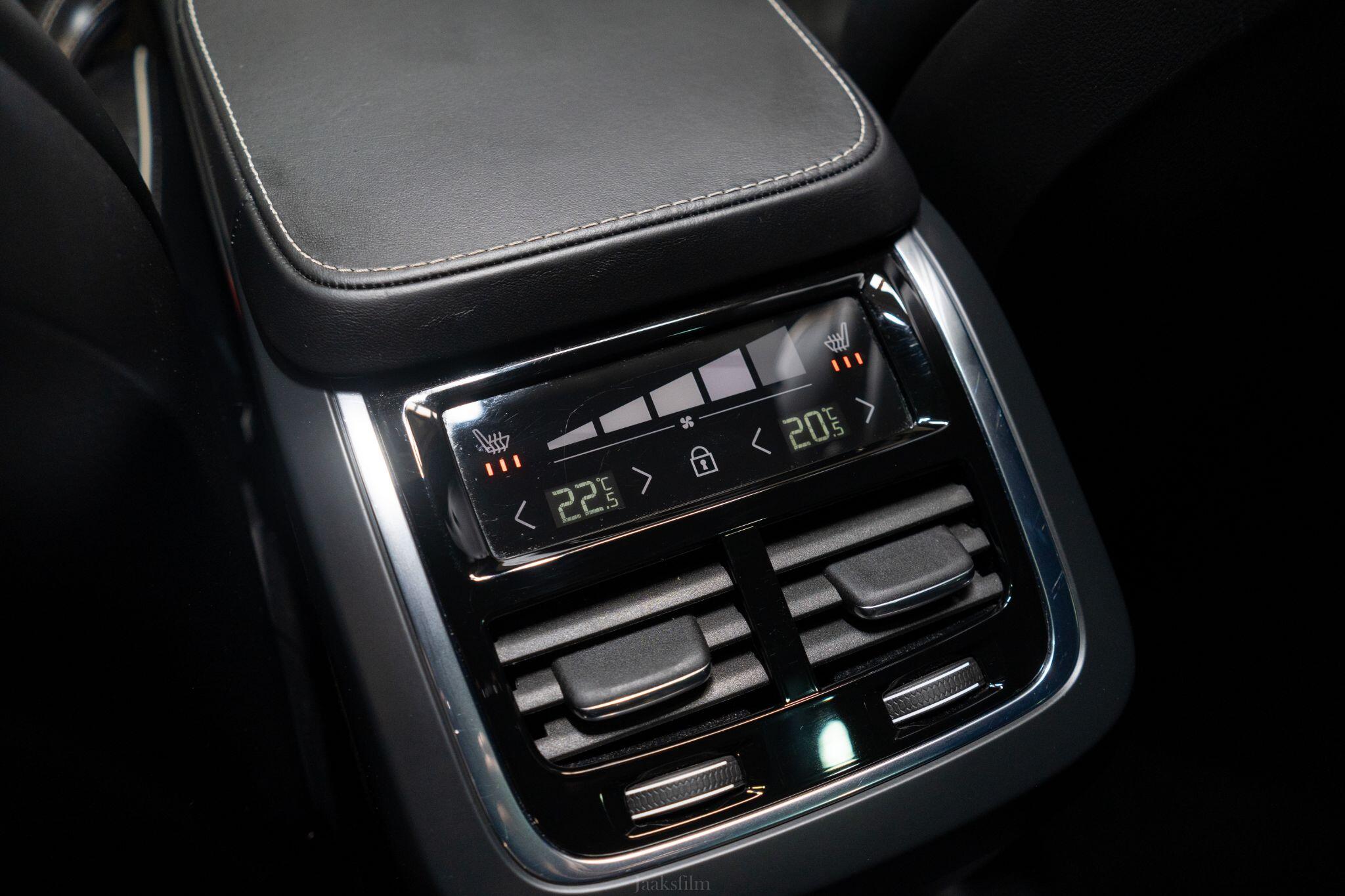 Volvo XC90 view 22