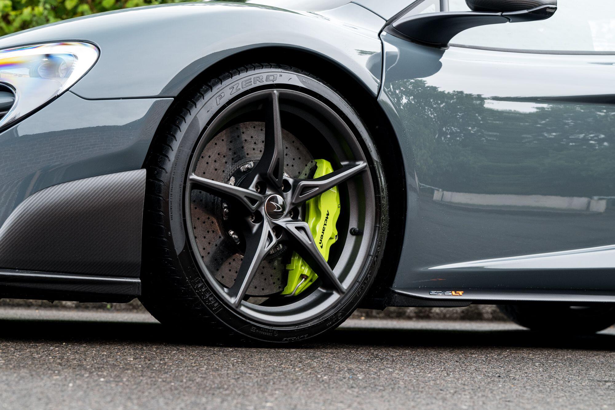 McLaren 675LT view 21
