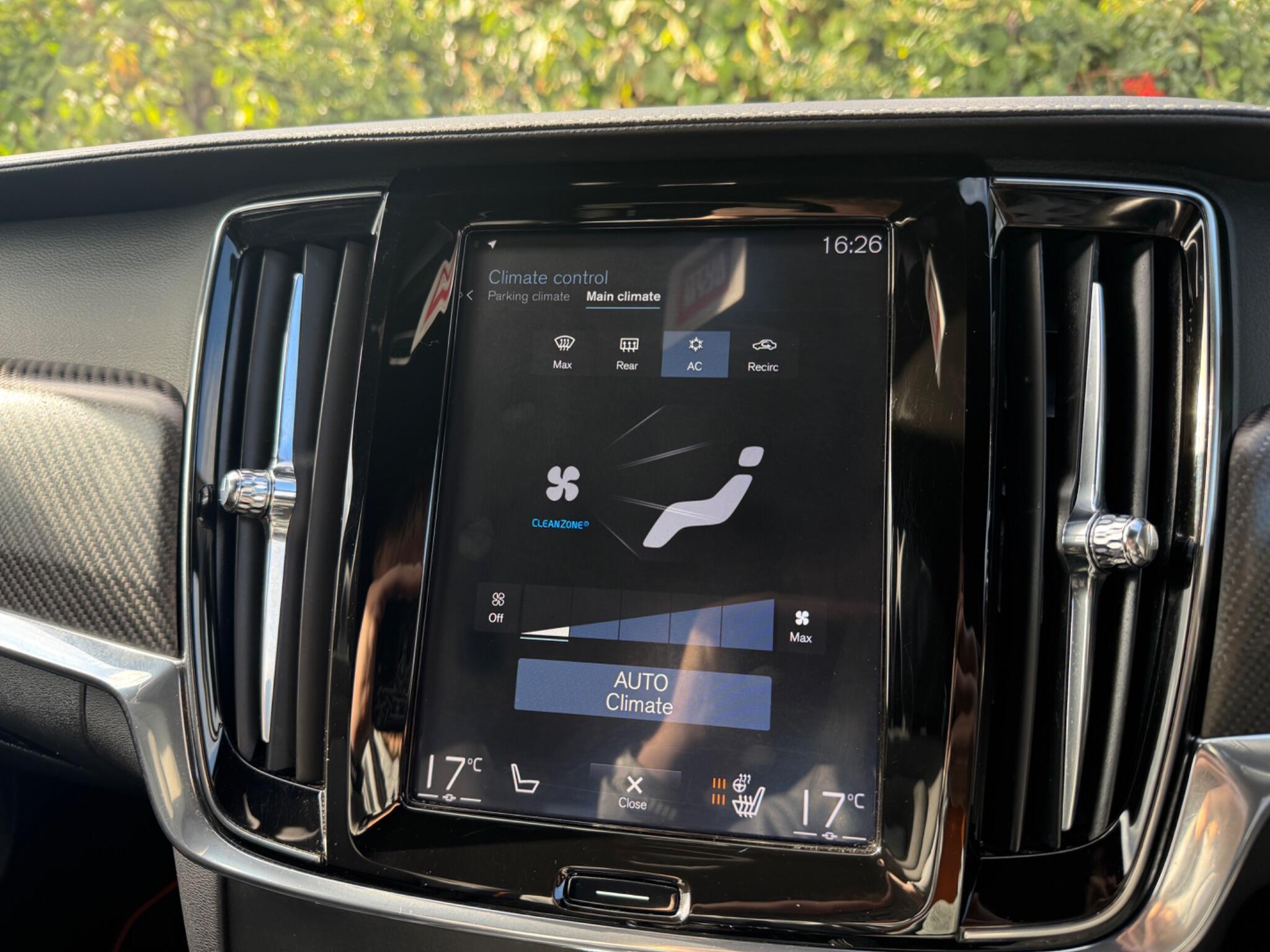 Volvo V90 Cross Country view 46