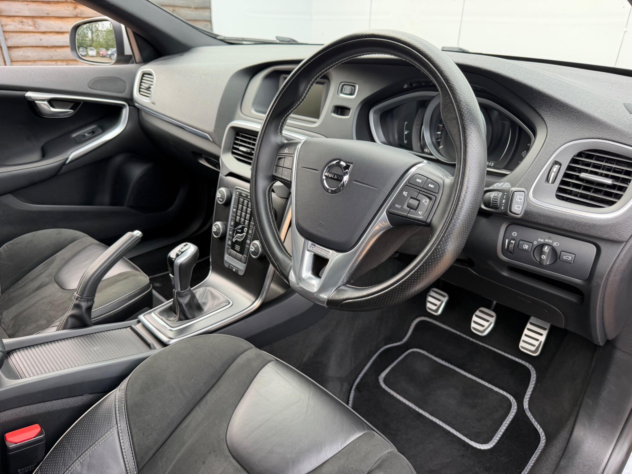 Volvo V40 view 11