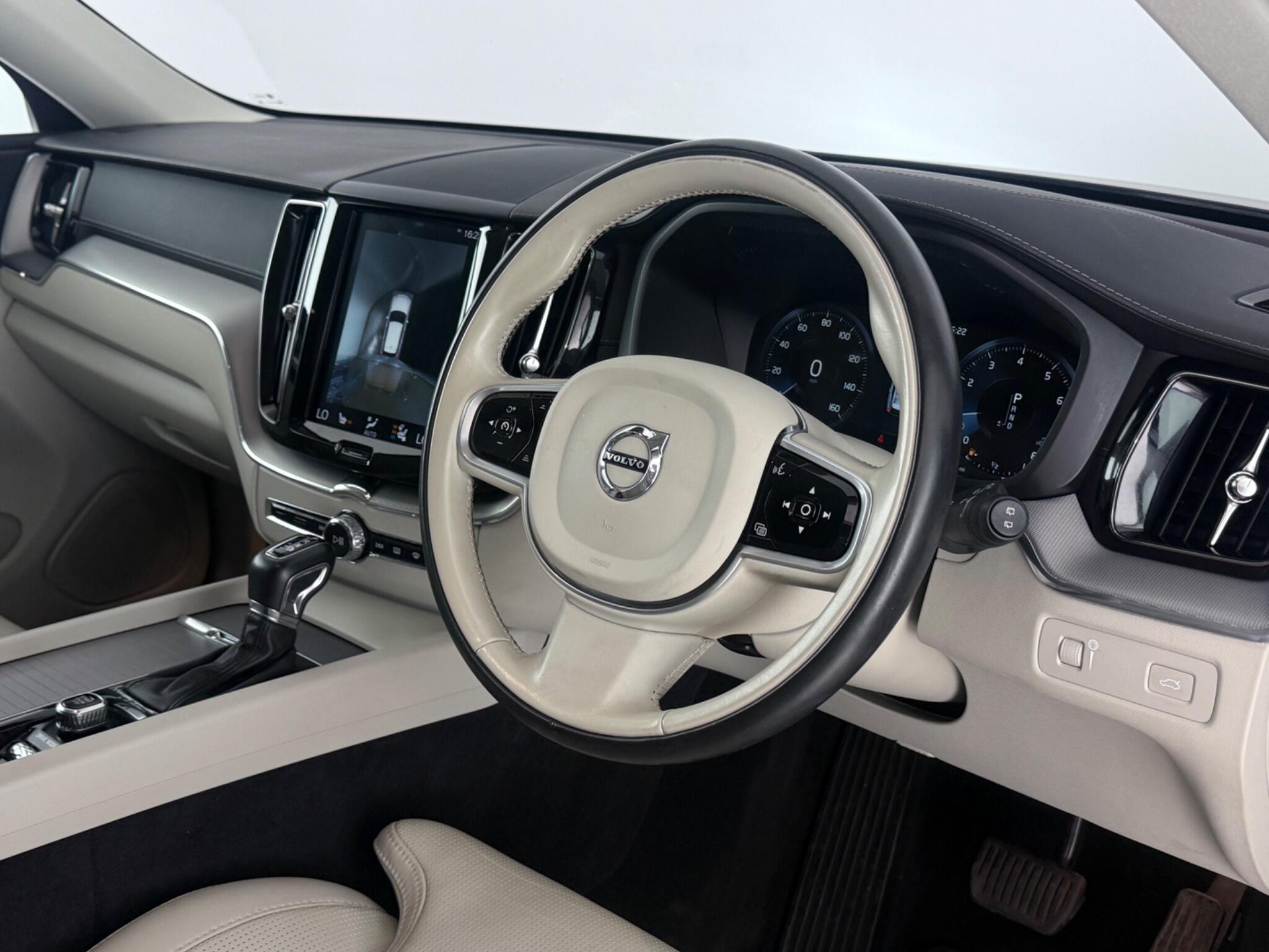 Volvo XC60 view 3