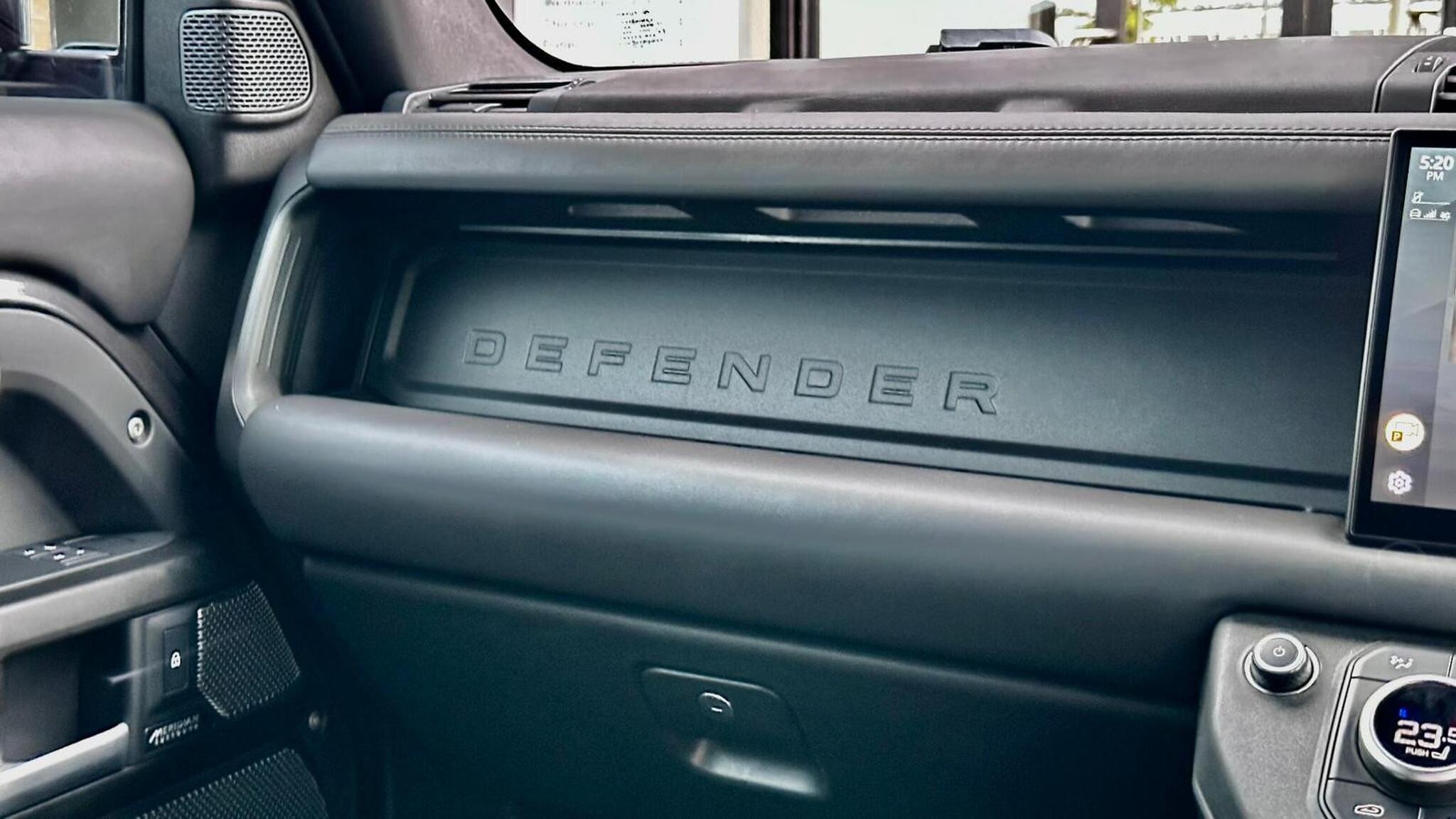 Land Rover Defender 110 view 39