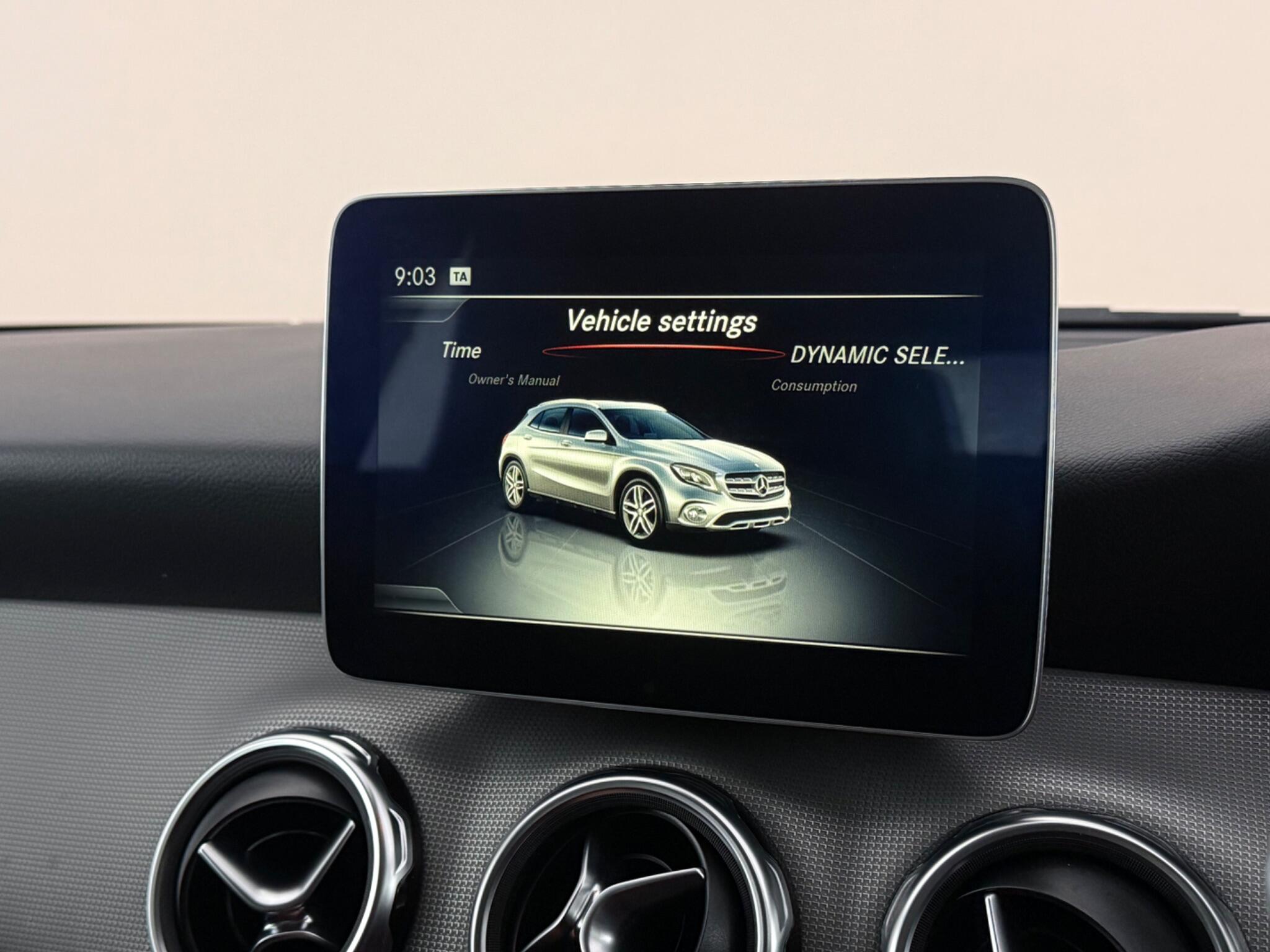 Mercedes-Benz GLA view 27