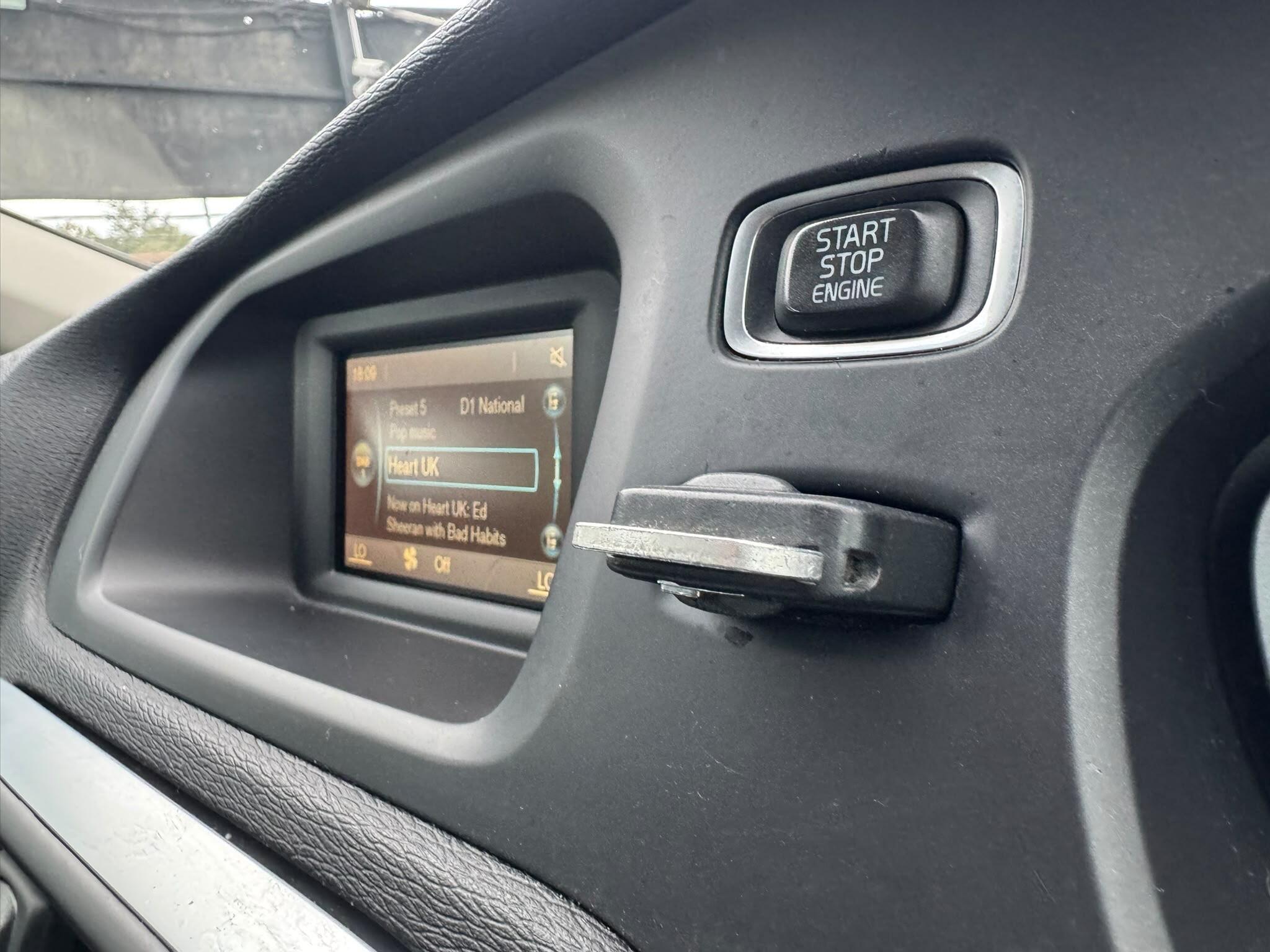 Volvo V40 Cross Country view 73