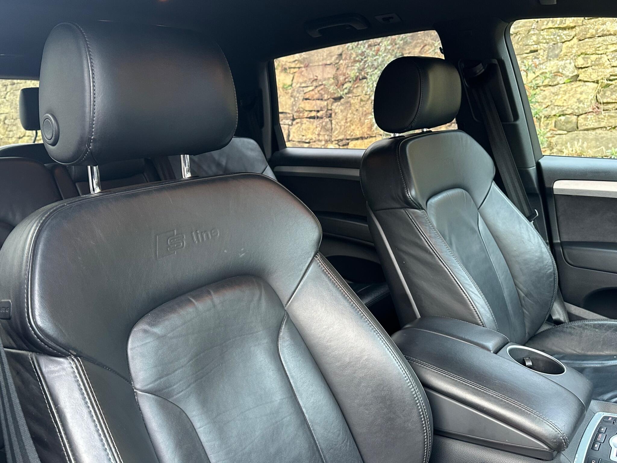 Audi Q7 view 12