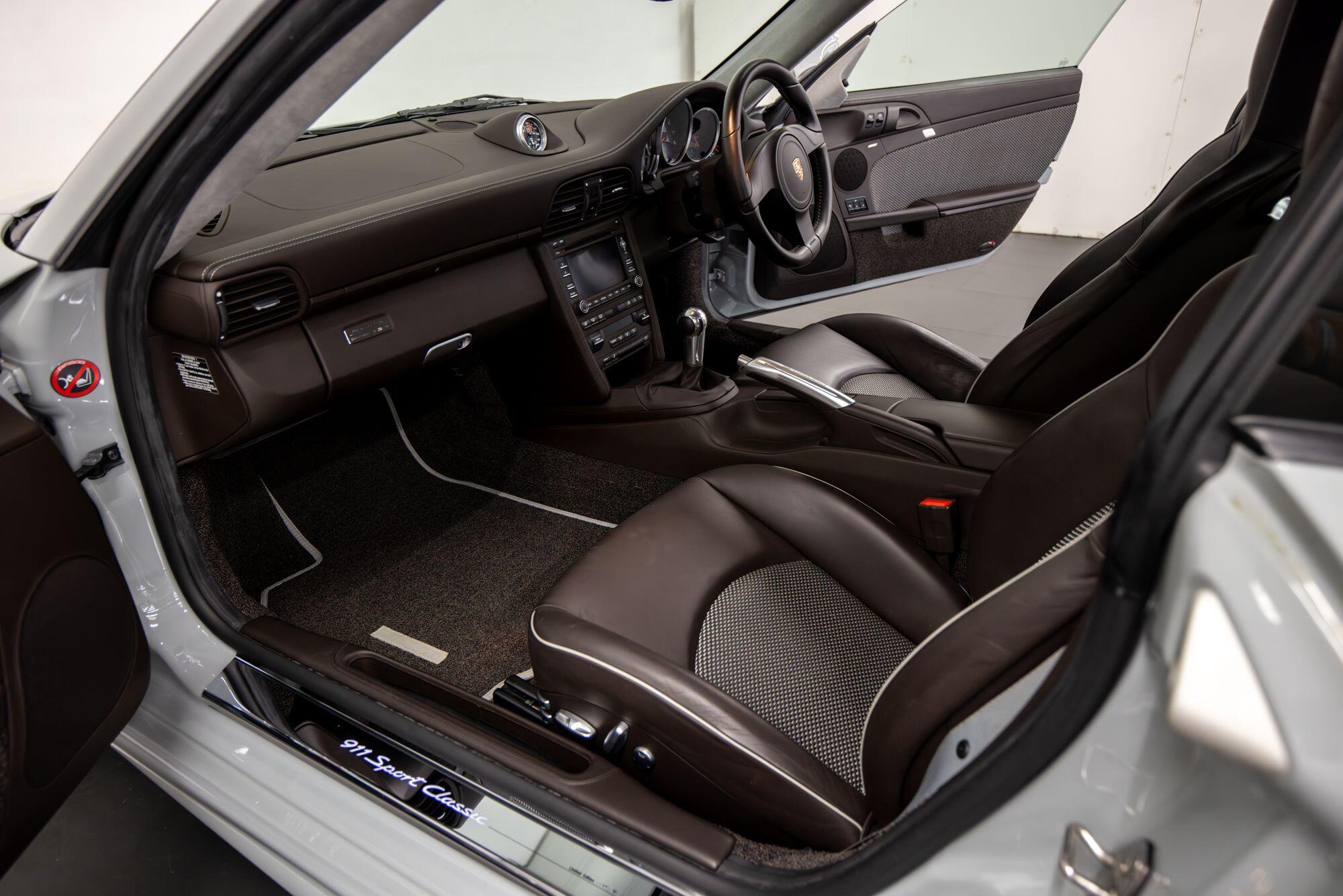 Porsche 911 view 36