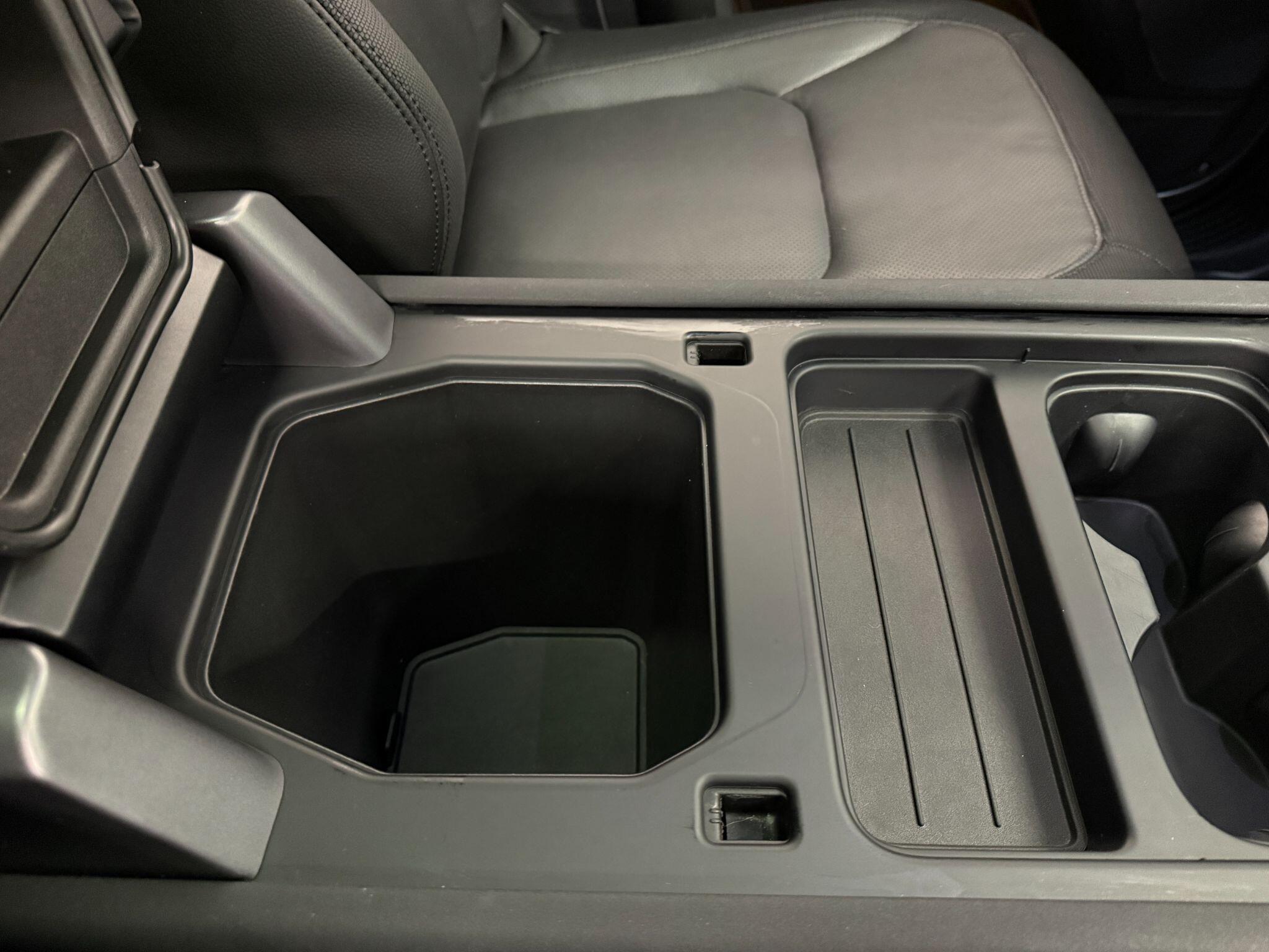 Land Rover Defender 90 view 19