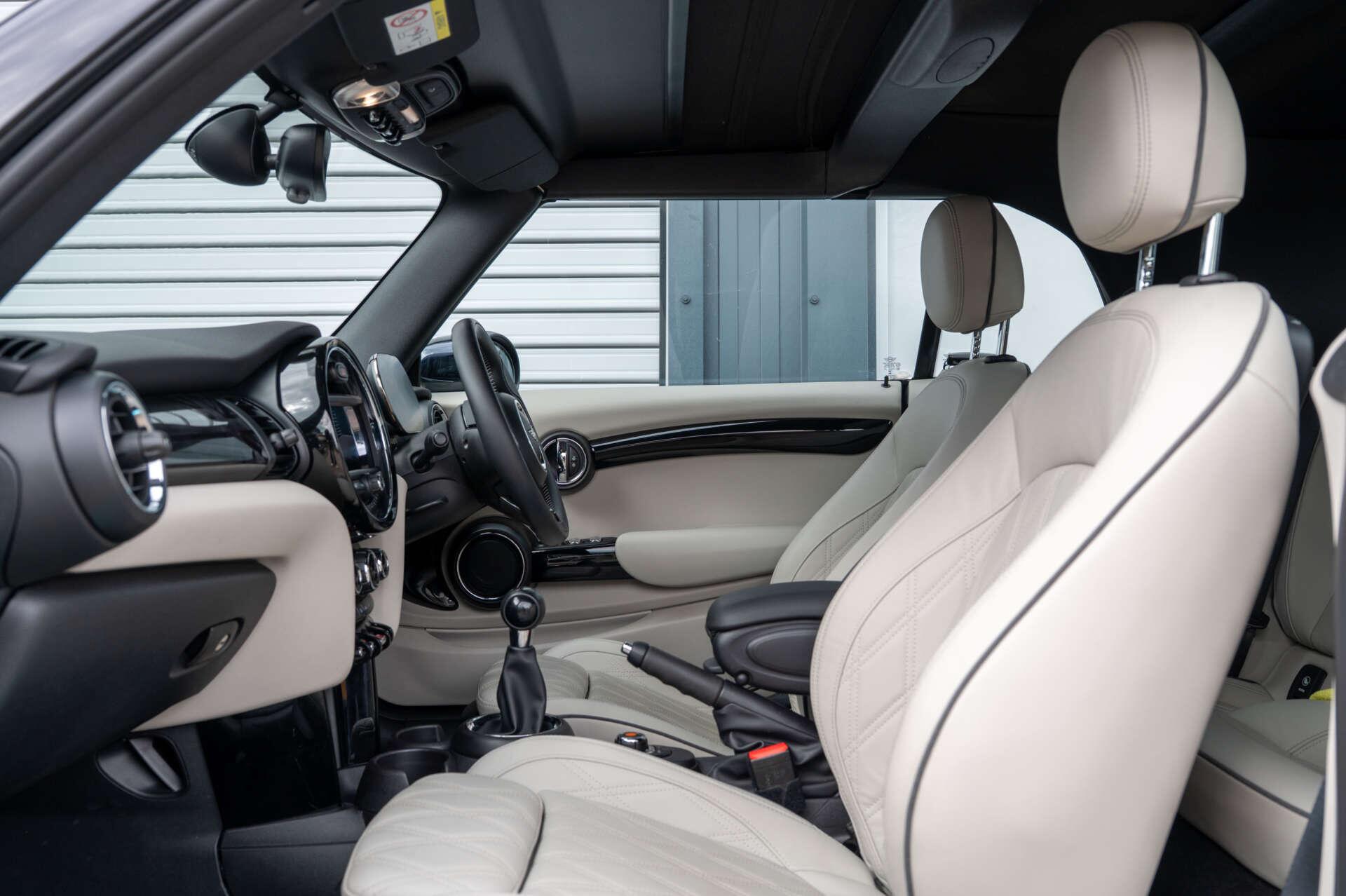 Mini Convertible view 25