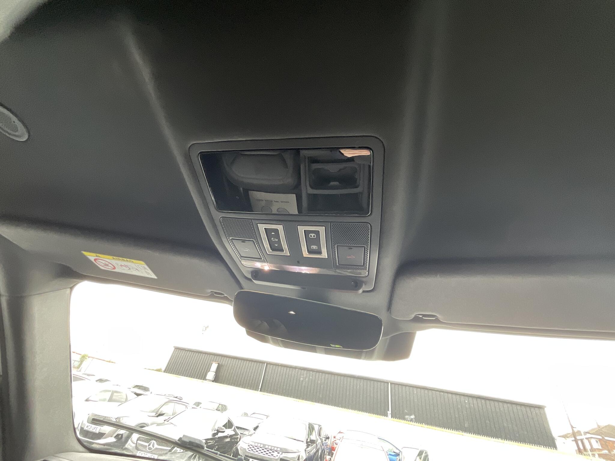Land Rover Defender 110 view 34