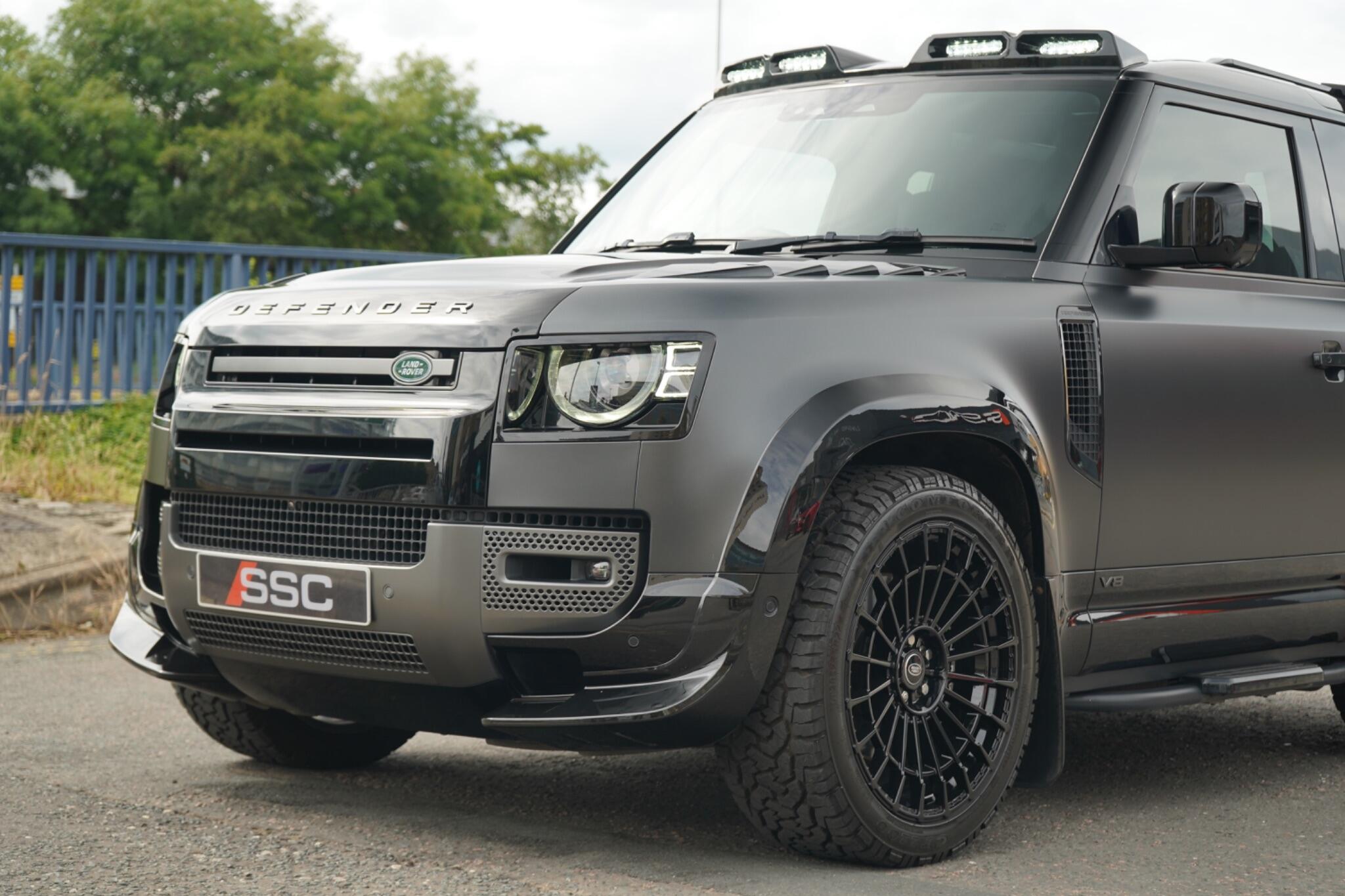 Land Rover Defender 90 view 8