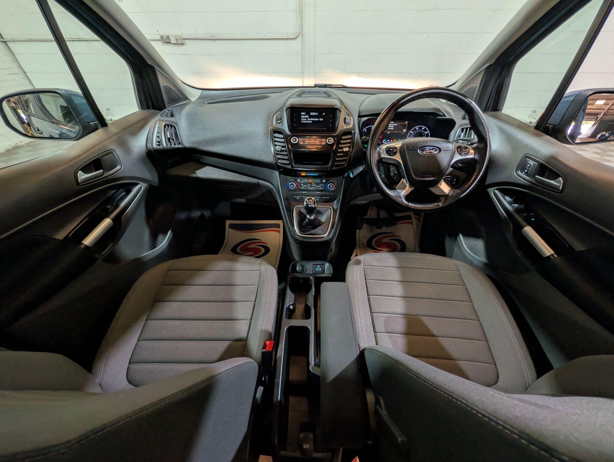 Ford Grand Tourneo Connect view 22