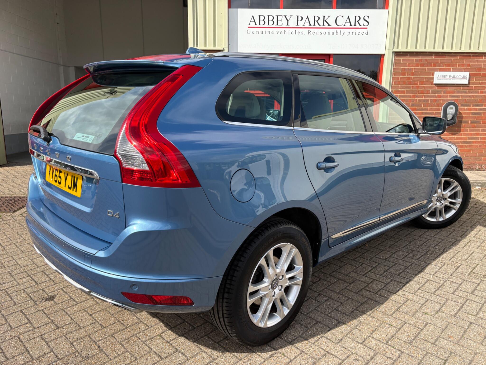 Volvo XC60 view 3