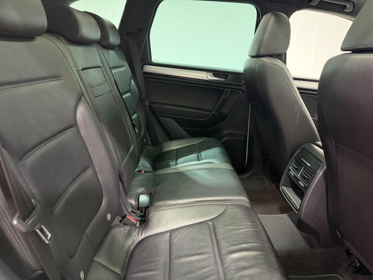 Volkswagen Touareg view 29
